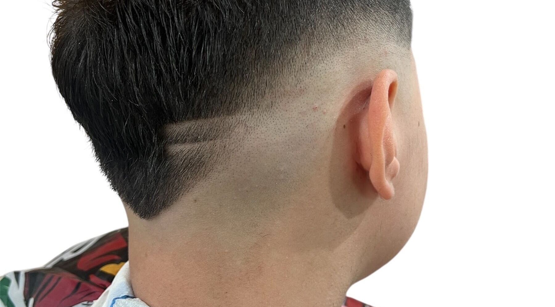 Corte de pelo moderno con diseño en VidalBarber, Piedrabuena, Castilla-la Mancha, ES.