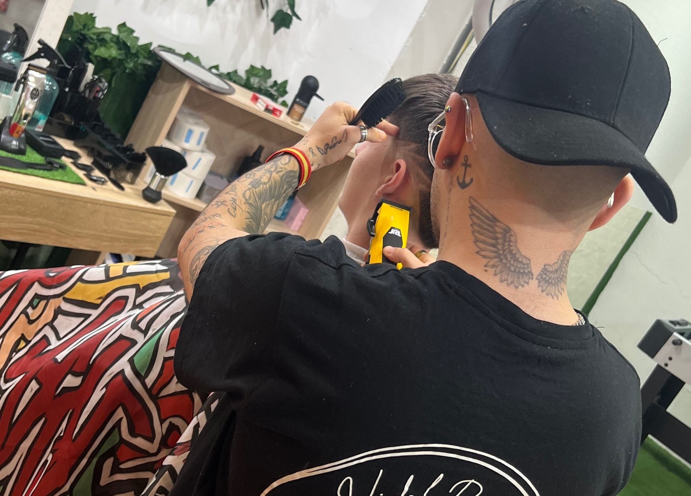 Peluquero de VidalBarber en Piedrabuena, Castilla-la Mancha, ES, realiza corte moderno.