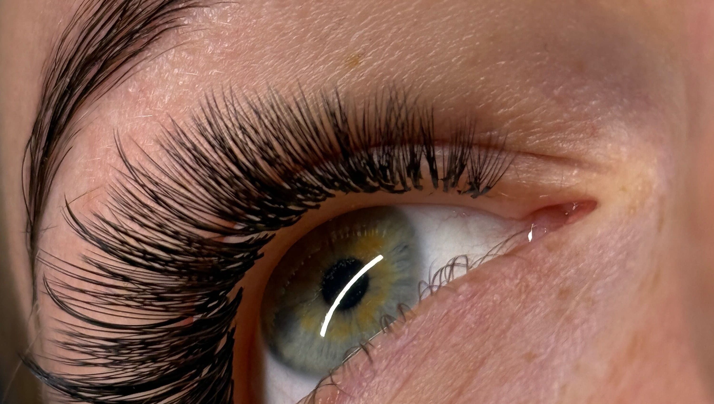 Zbliżenie długich rzęs po zabiegu w wik.lashes Wiktoria Drozd, Dobrzeń Wielki, Województwo Opolskie, PL.