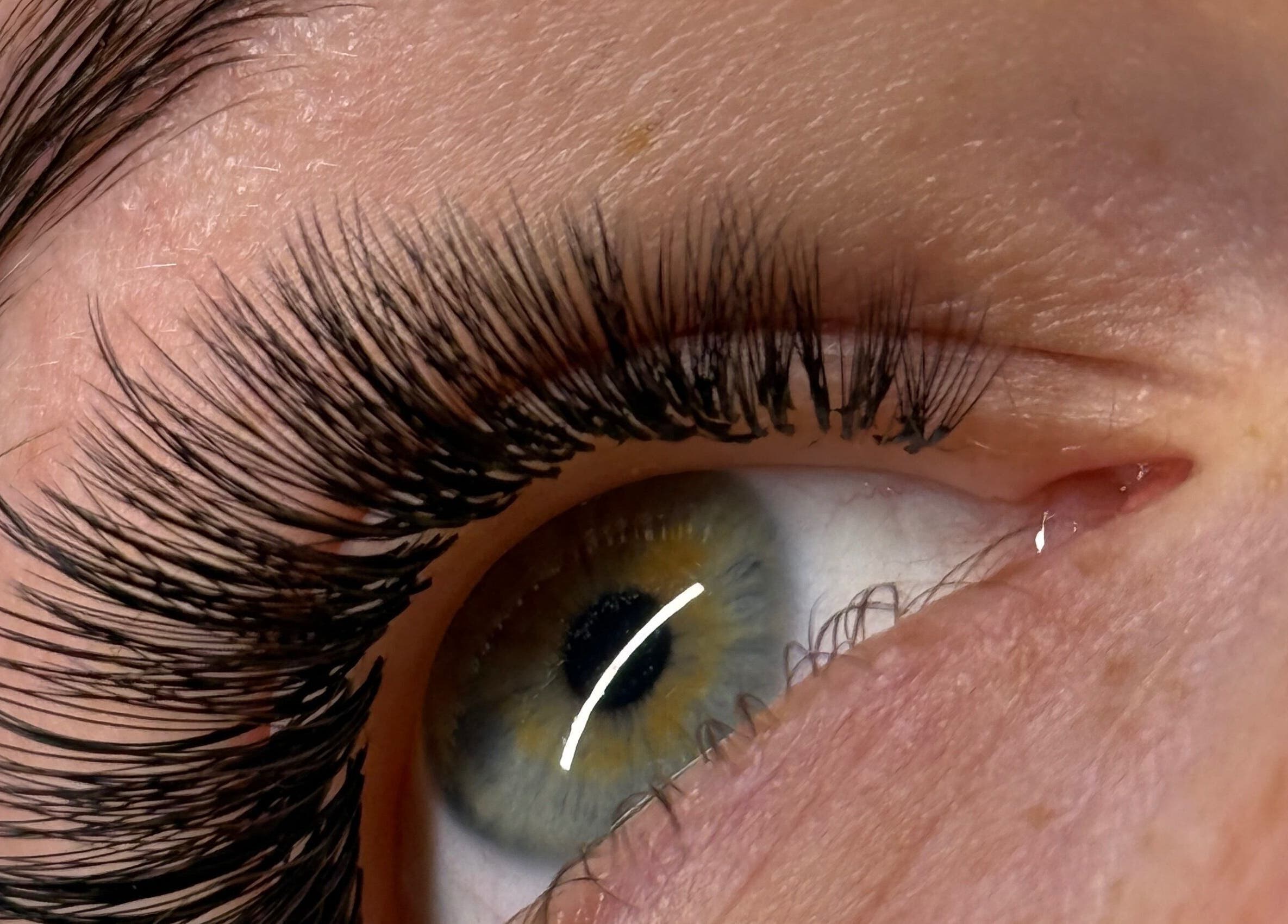 Zbliżenie długich rzęs po zabiegu w wik.lashes Wiktoria Drozd, Dobrzeń Wielki, Województwo Opolskie, PL.