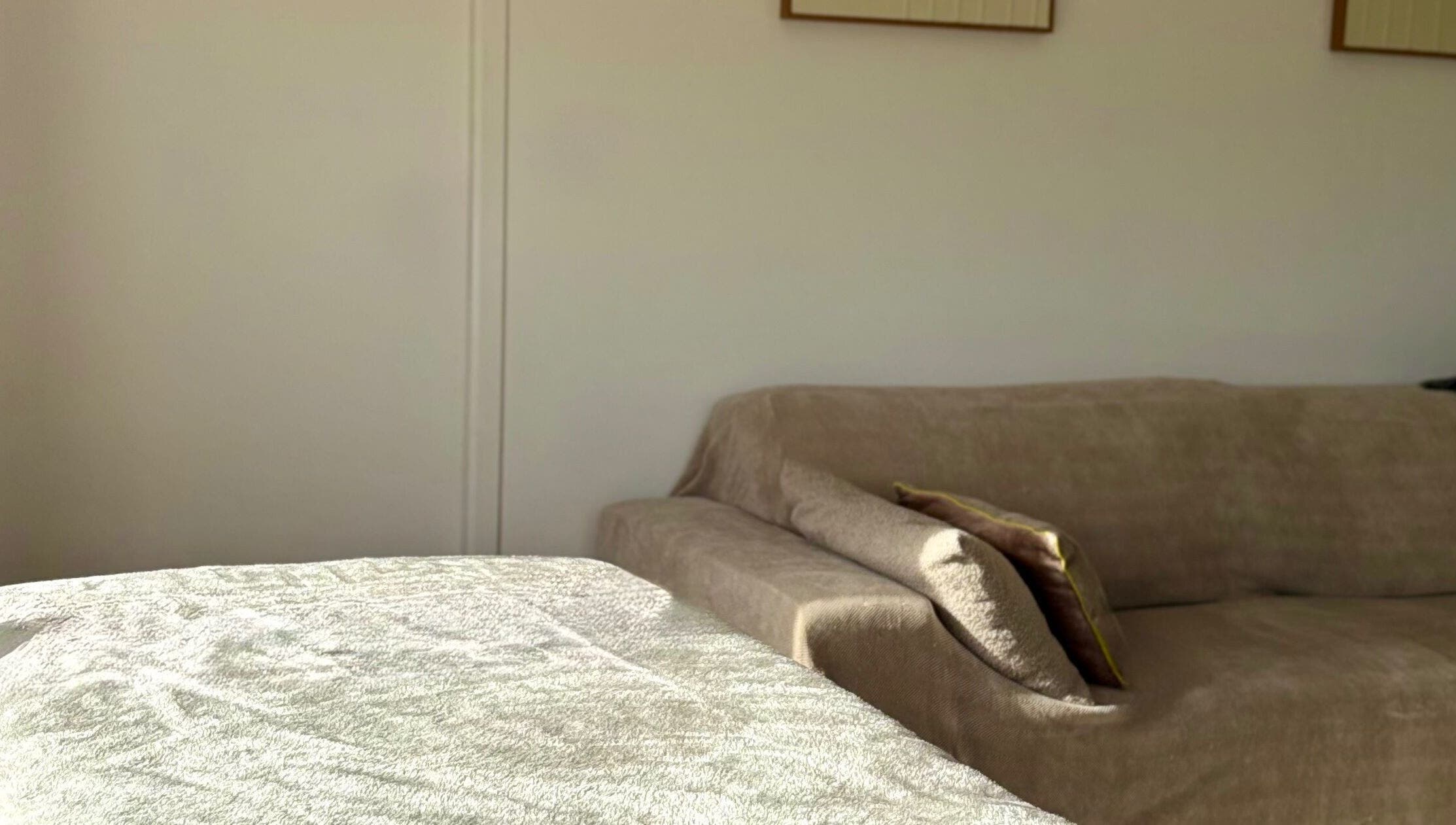 Intérieur du BeautyByLab à Saint-benoît, Nouvelle-aquitaine, FR, avec un canapé confortable.