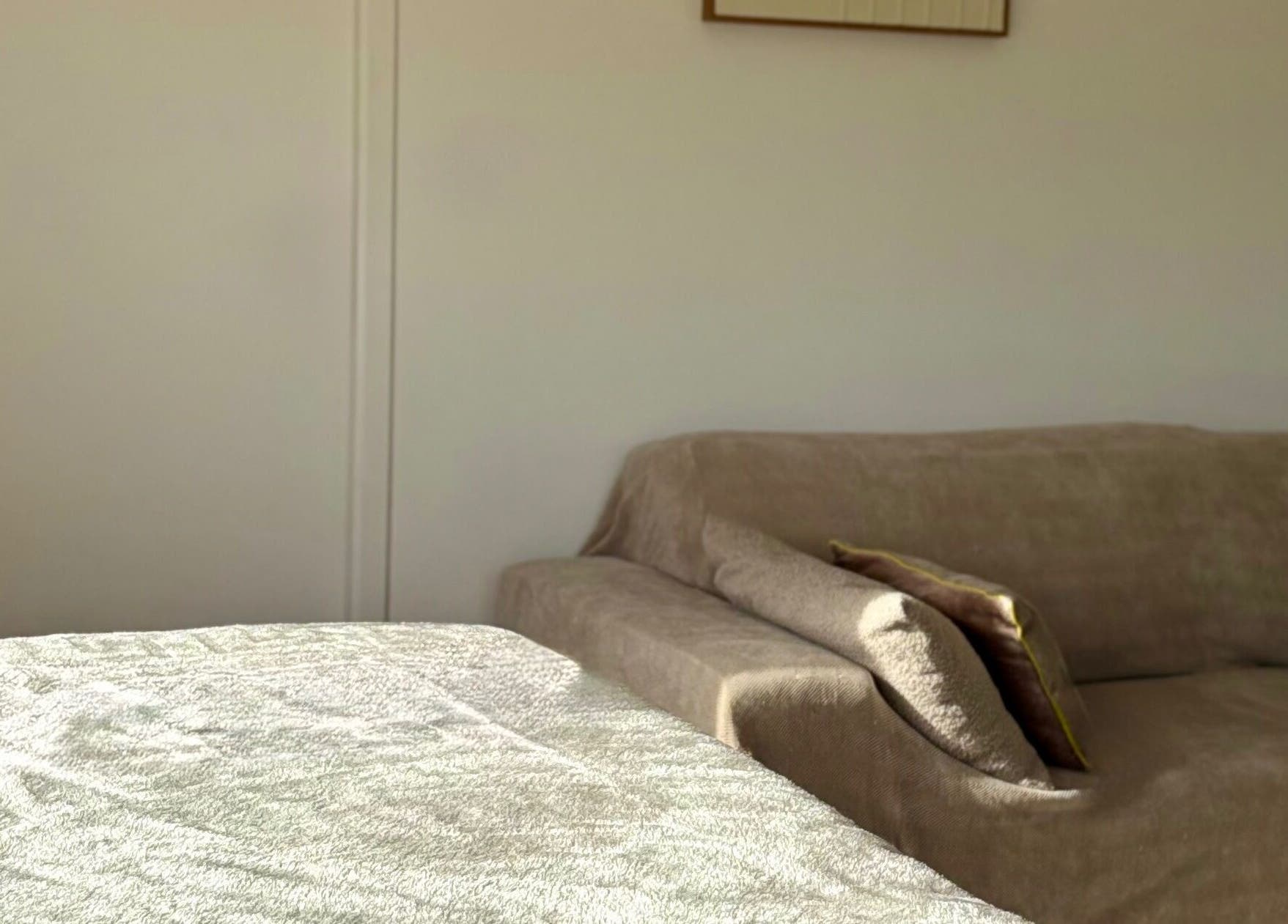 Intérieur du BeautyByLab à Saint-benoît, Nouvelle-aquitaine, FR, avec un canapé confortable.