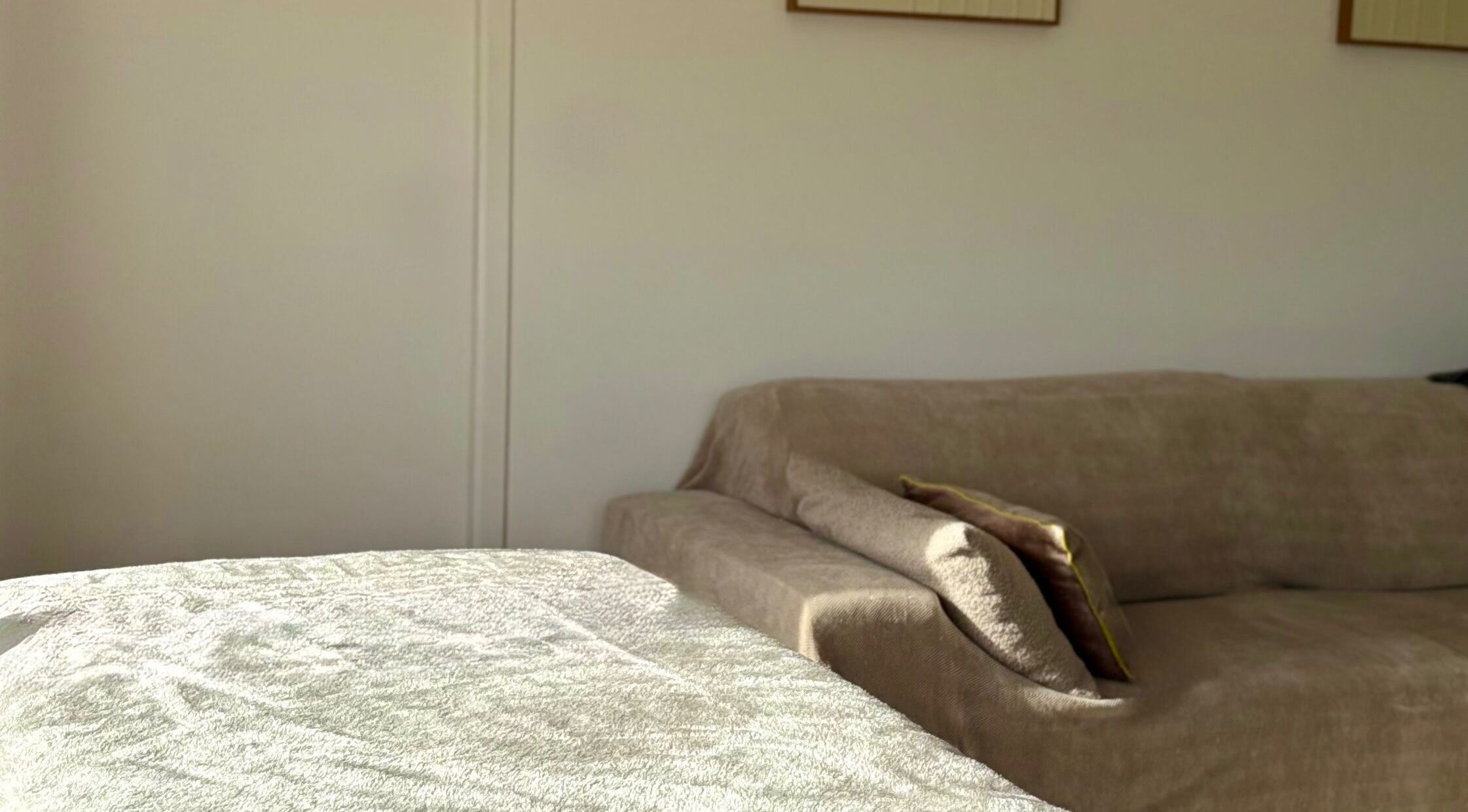 Intérieur du BeautyByLab à Saint-benoît, Nouvelle-aquitaine, FR, avec un canapé confortable.