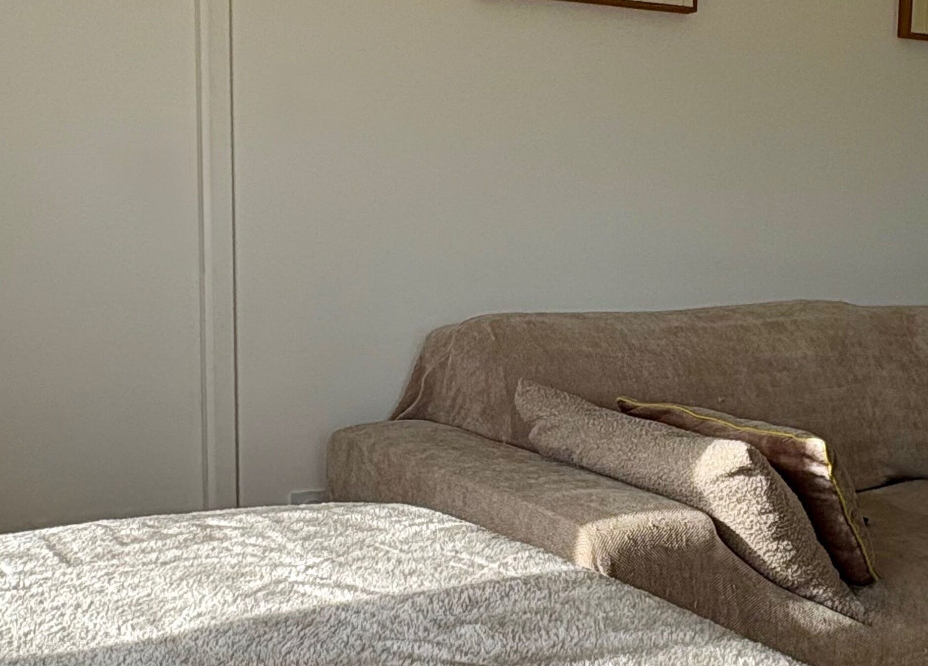 Canapé élégant à BeautyByLab, Saint-benoît, Nouvelle-aquitaine, FR, créant une atmosphère de détente.