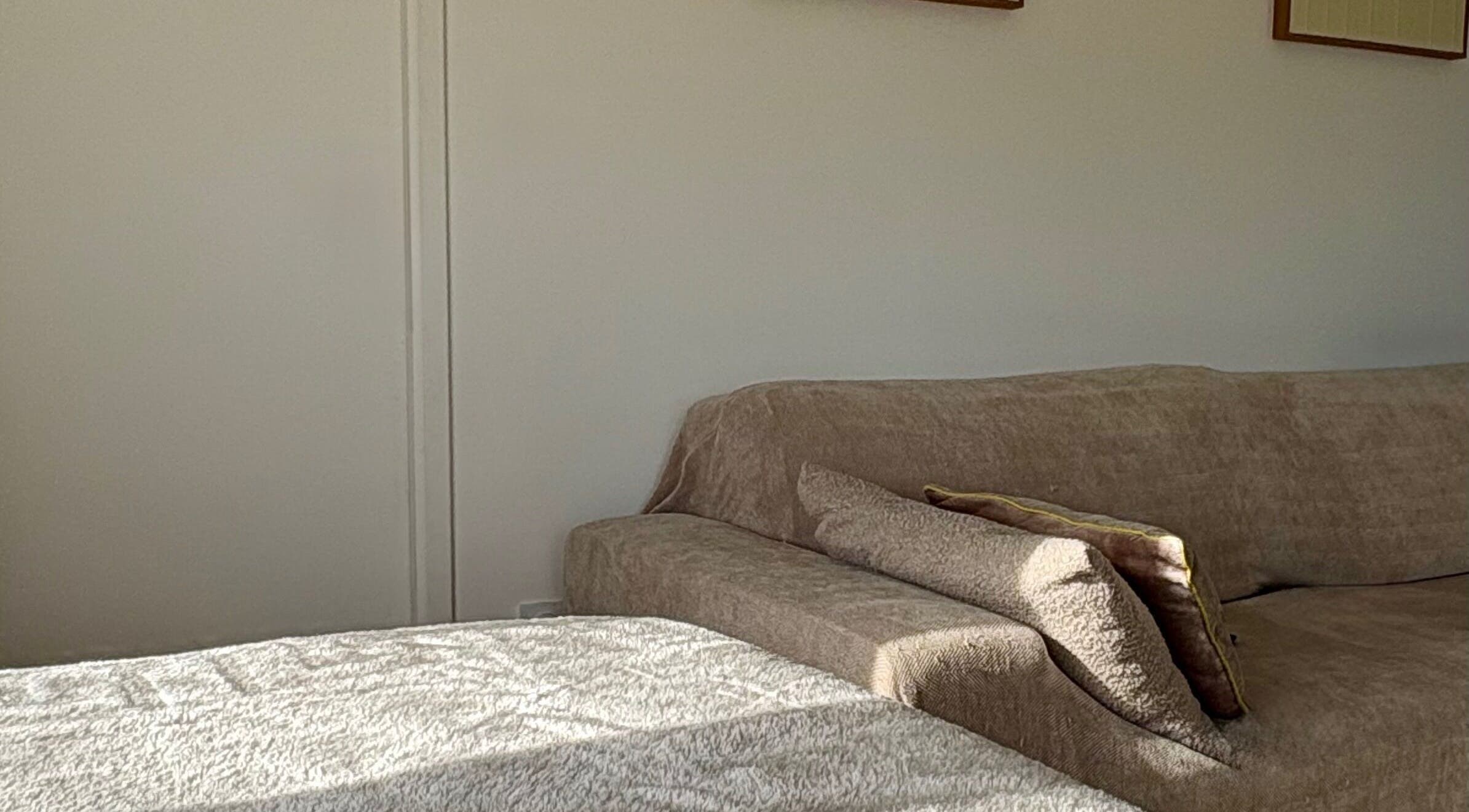 Canapé élégant à BeautyByLab, Saint-benoît, Nouvelle-aquitaine, FR, créant une atmosphère de détente.