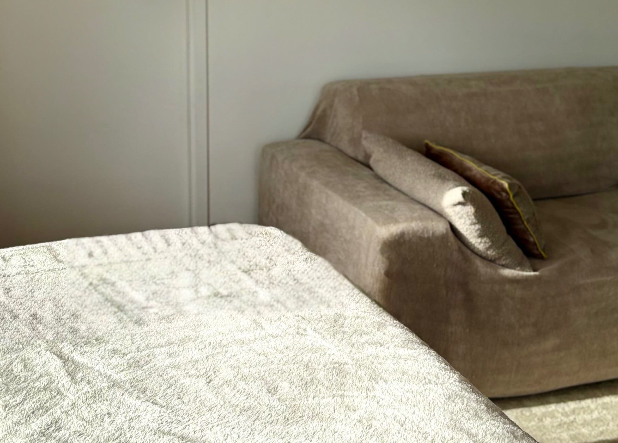 Coin détente à BeautyByLab, Saint-benoît, Nouvelle-aquitaine, FR, avec canapé et table recouverte.