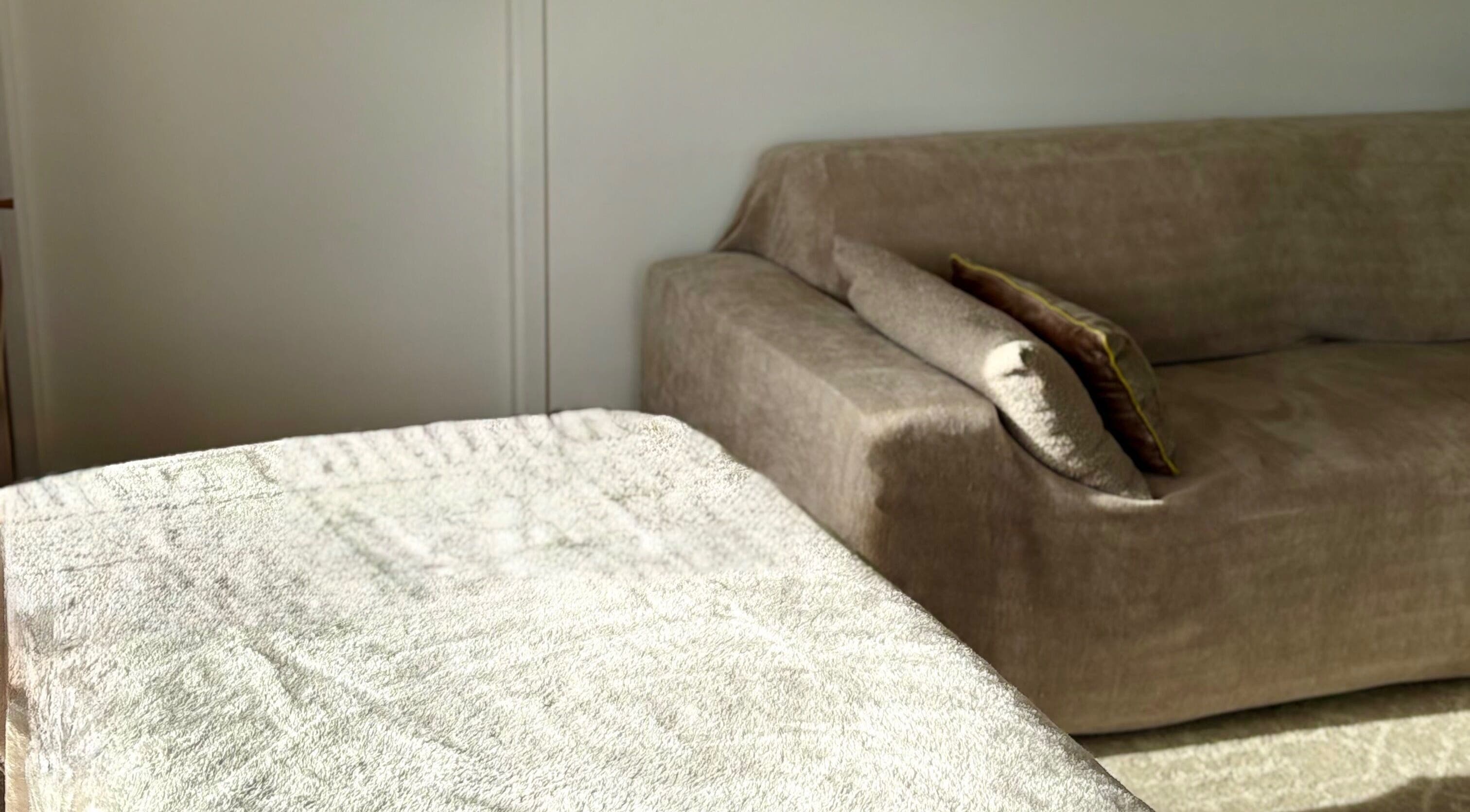 Coin détente à BeautyByLab, Saint-benoît, Nouvelle-aquitaine, FR, avec canapé et table recouverte.