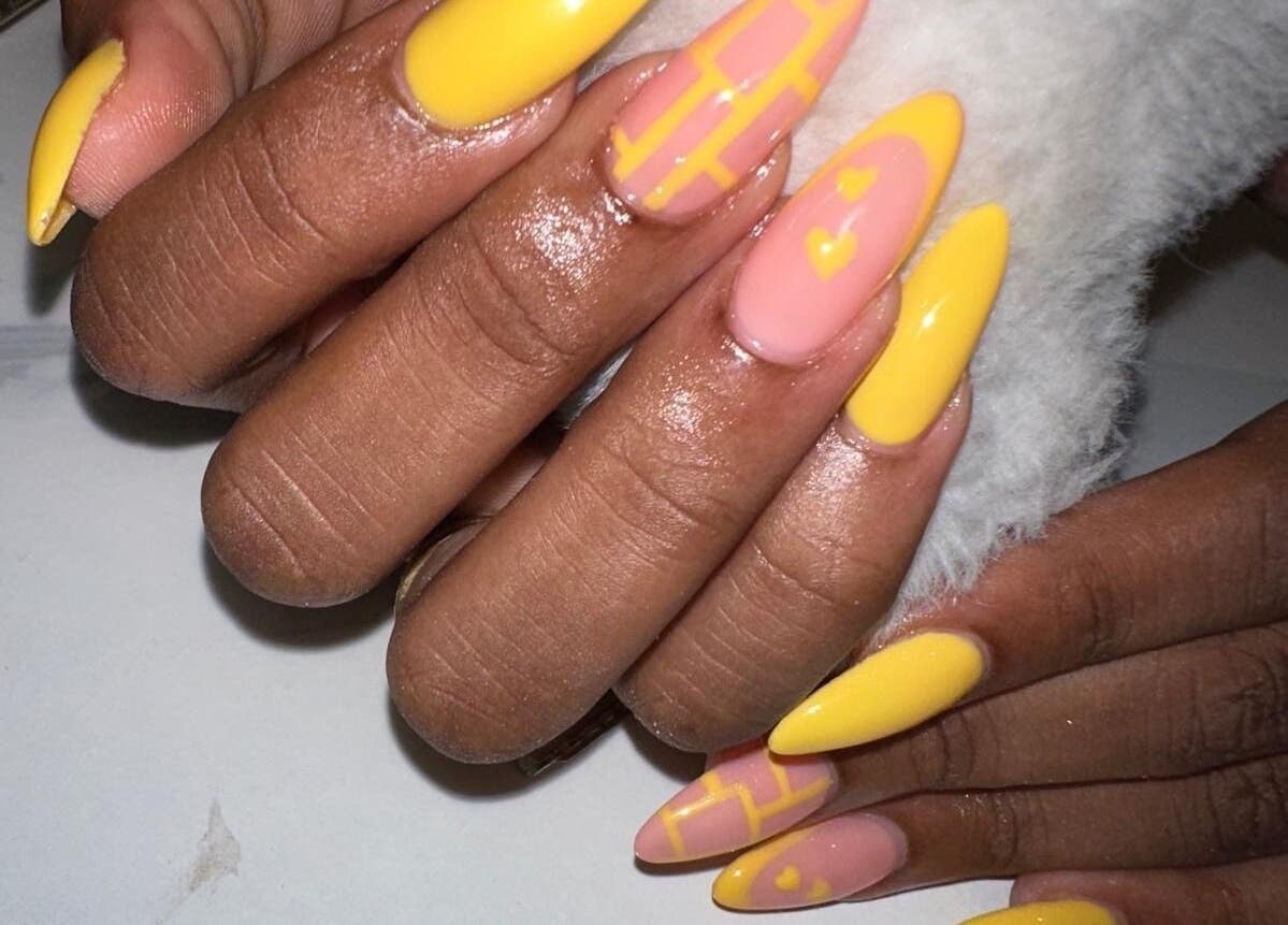 Manucure jaune et rose à GLAM HEAVEN, PETIT BOURG, FR, élégante et moderne.
