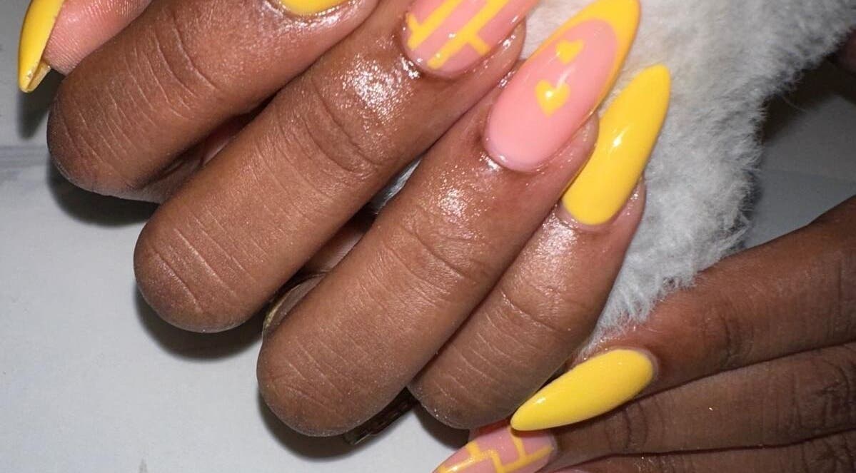 Manucure jaune et rose à GLAM HEAVEN, PETIT BOURG, FR, élégante et moderne.