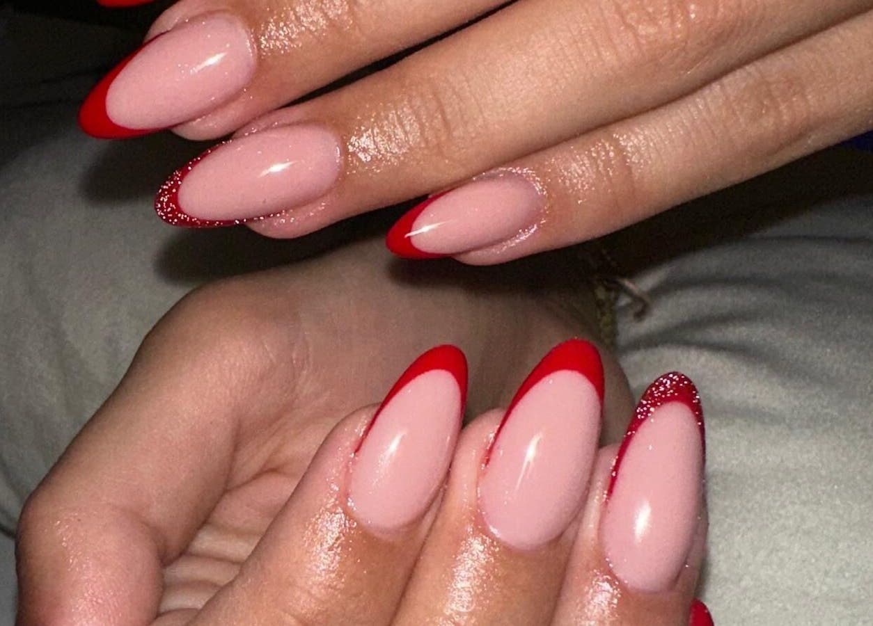 Ongles manucurés en rouge vif à GLAM HEAVEN, PETIT BOURG, FR.