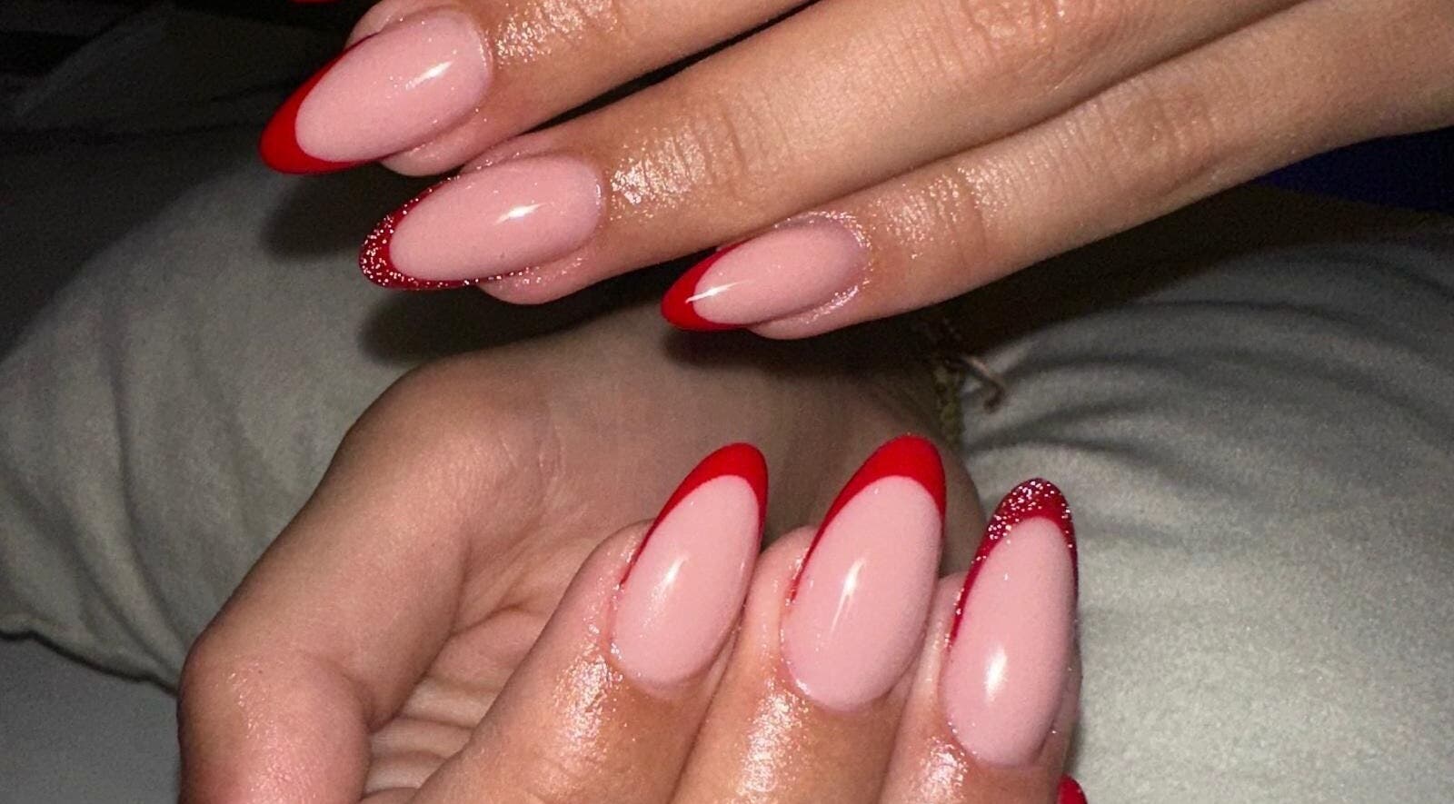 Ongles manucurés en rouge vif à GLAM HEAVEN, PETIT BOURG, FR.