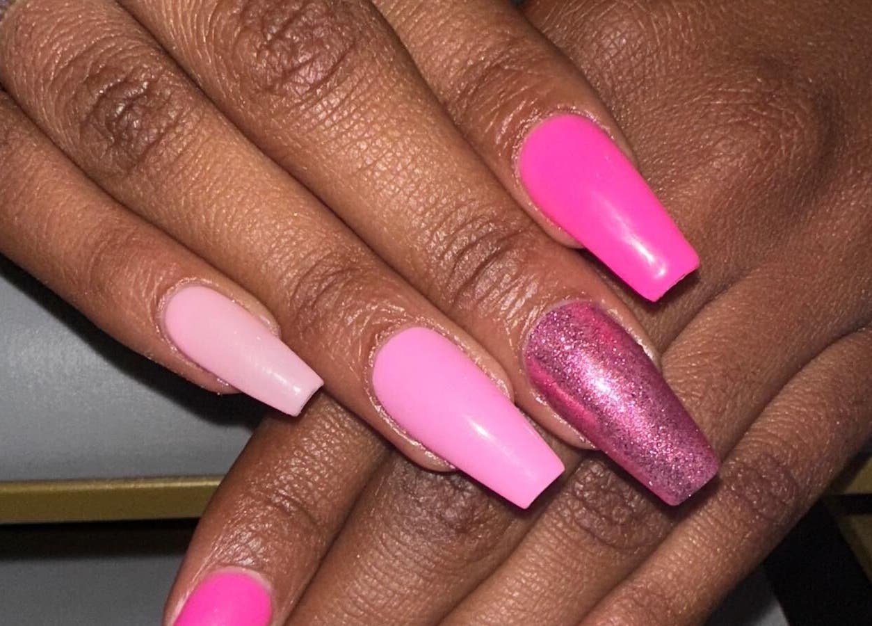 Manucure rose élégante à GLAM HEAVEN PETIT BOURG, FR montrant un style moderne et coloré.