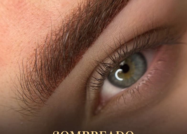 Primer plano de ceja micropigmentada en Diego Rodriguez | Maquillaje Permanente, San Vicente, San José, CR.