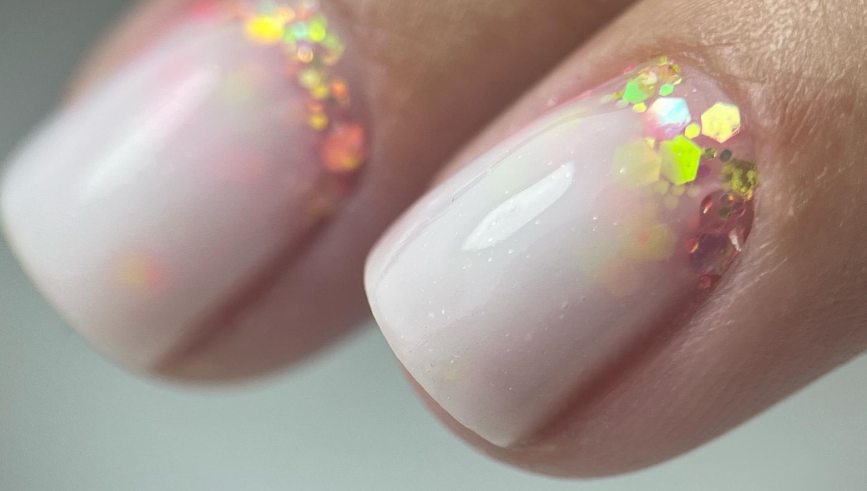 Nail art brillant chez Maison La Violette, Nailloux, Occitanie, FR.