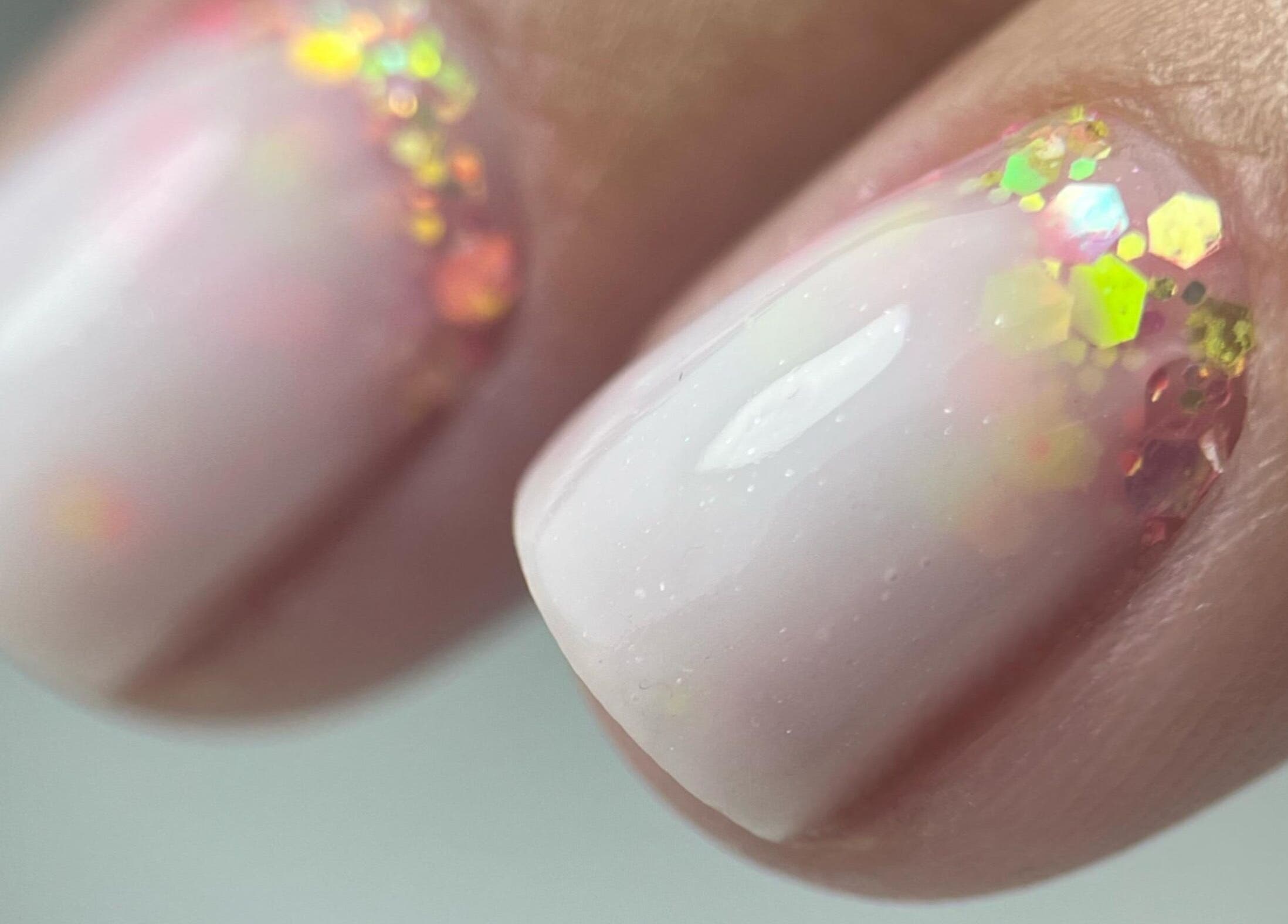 Nail art brillant chez Maison La Violette, Nailloux, Occitanie, FR.