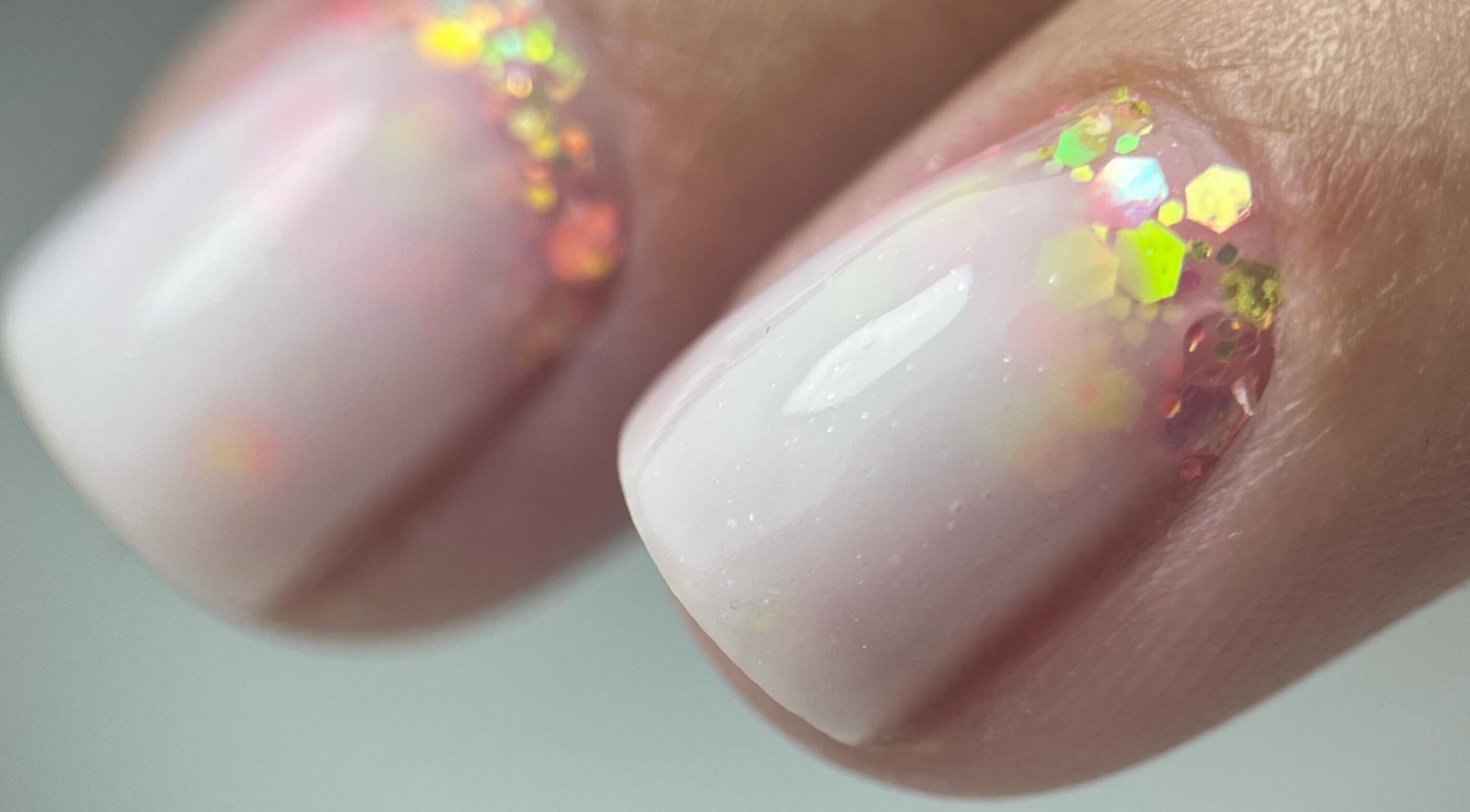 Nail art brillant chez Maison La Violette, Nailloux, Occitanie, FR.