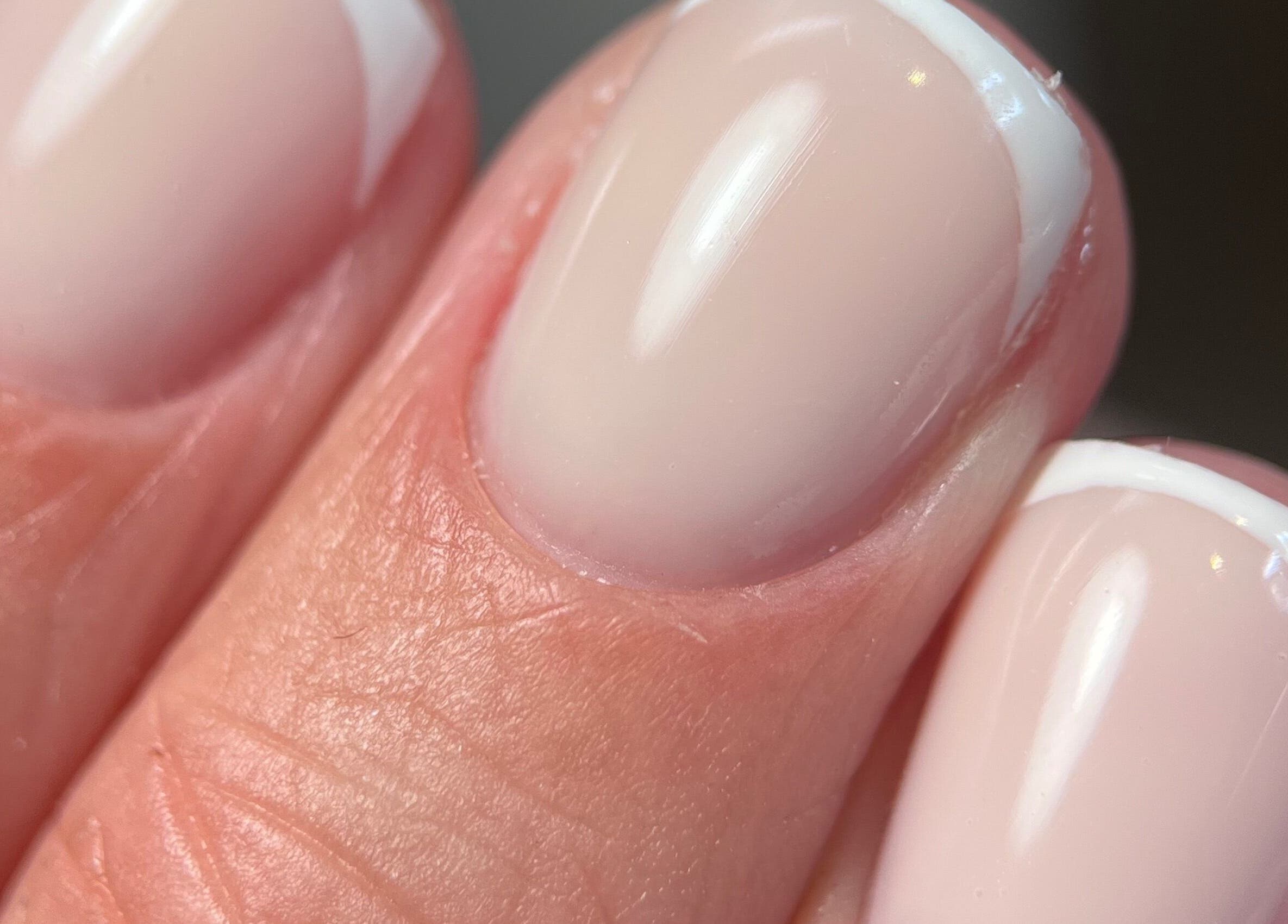 Manucure française élégante à Maison La Violette, Nailloux, Occitanie, FR.