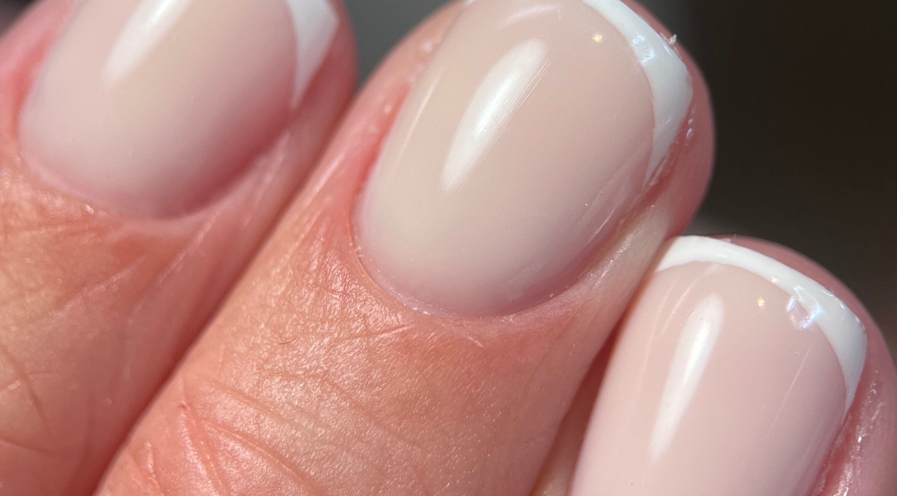 Manucure française élégante à Maison La Violette, Nailloux, Occitanie, FR.