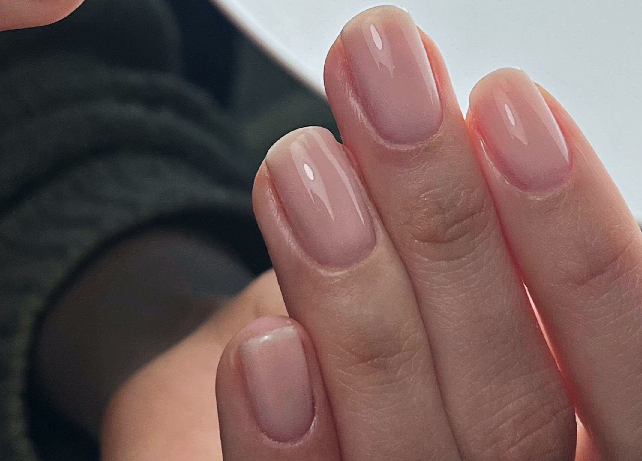 Manucure élégante chez Maison La Violette à Nailloux, Occitanie, FR, mettant en valeur des ongles soignés.