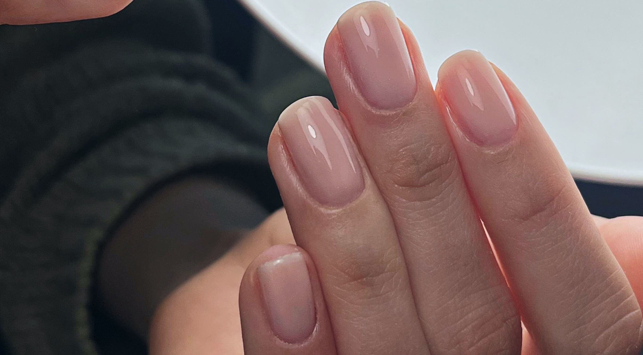 Manucure élégante chez Maison La Violette à Nailloux, Occitanie, FR, mettant en valeur des ongles soignés.