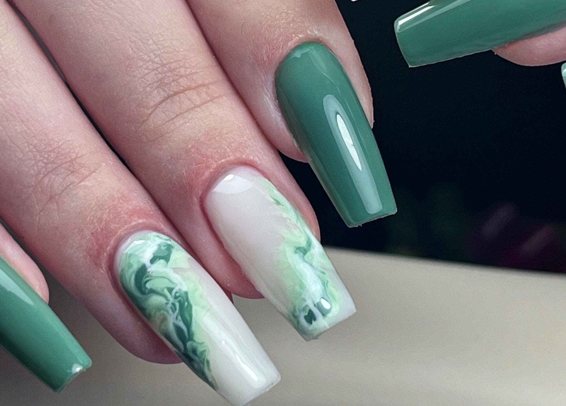 Manucure verte élégante chez Maison La Violette, Nailloux, Occitanie, FR.