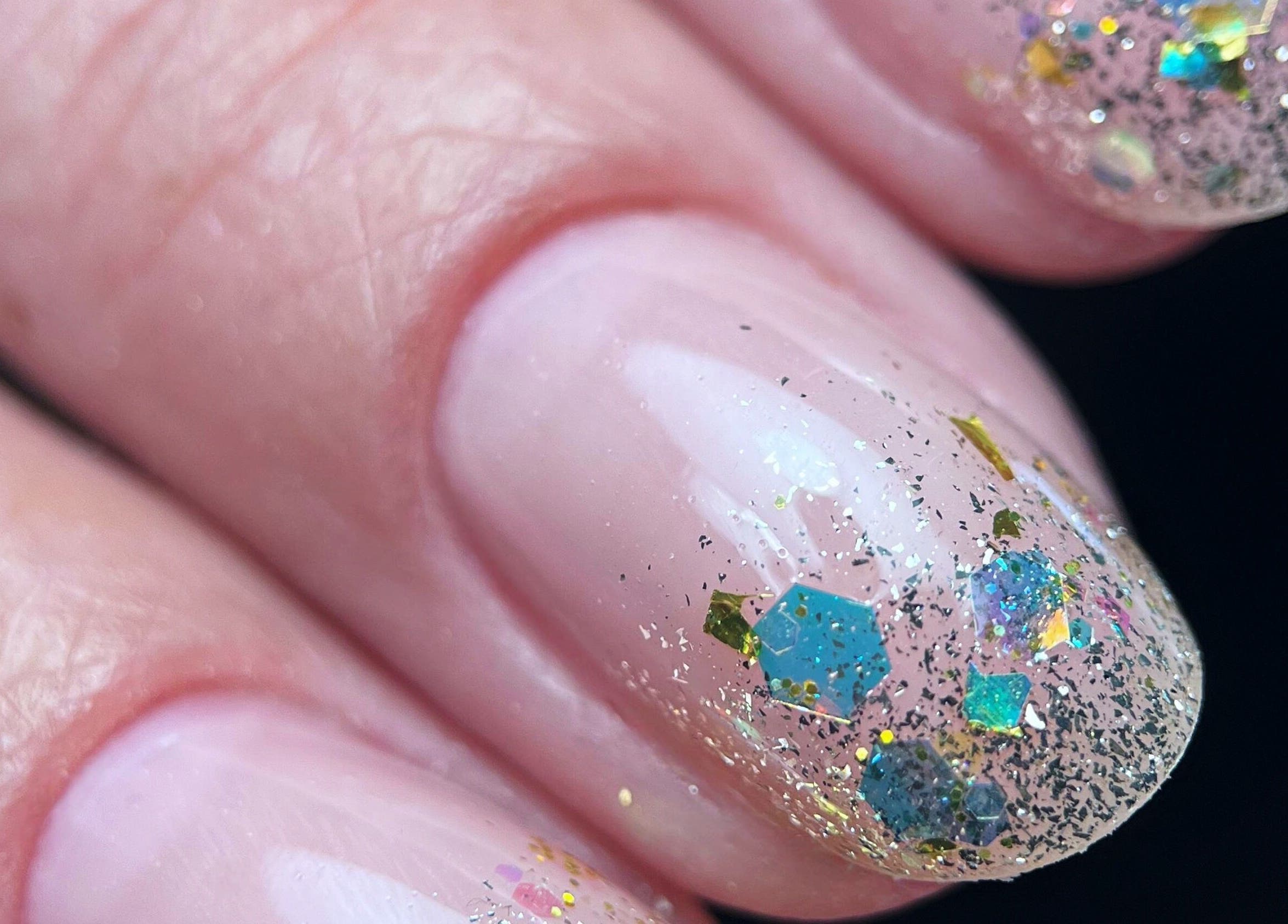 Manucure scintillante à Maison La Violette à Nailloux, Occitanie, FR. Ongles avec paillettes colorées.