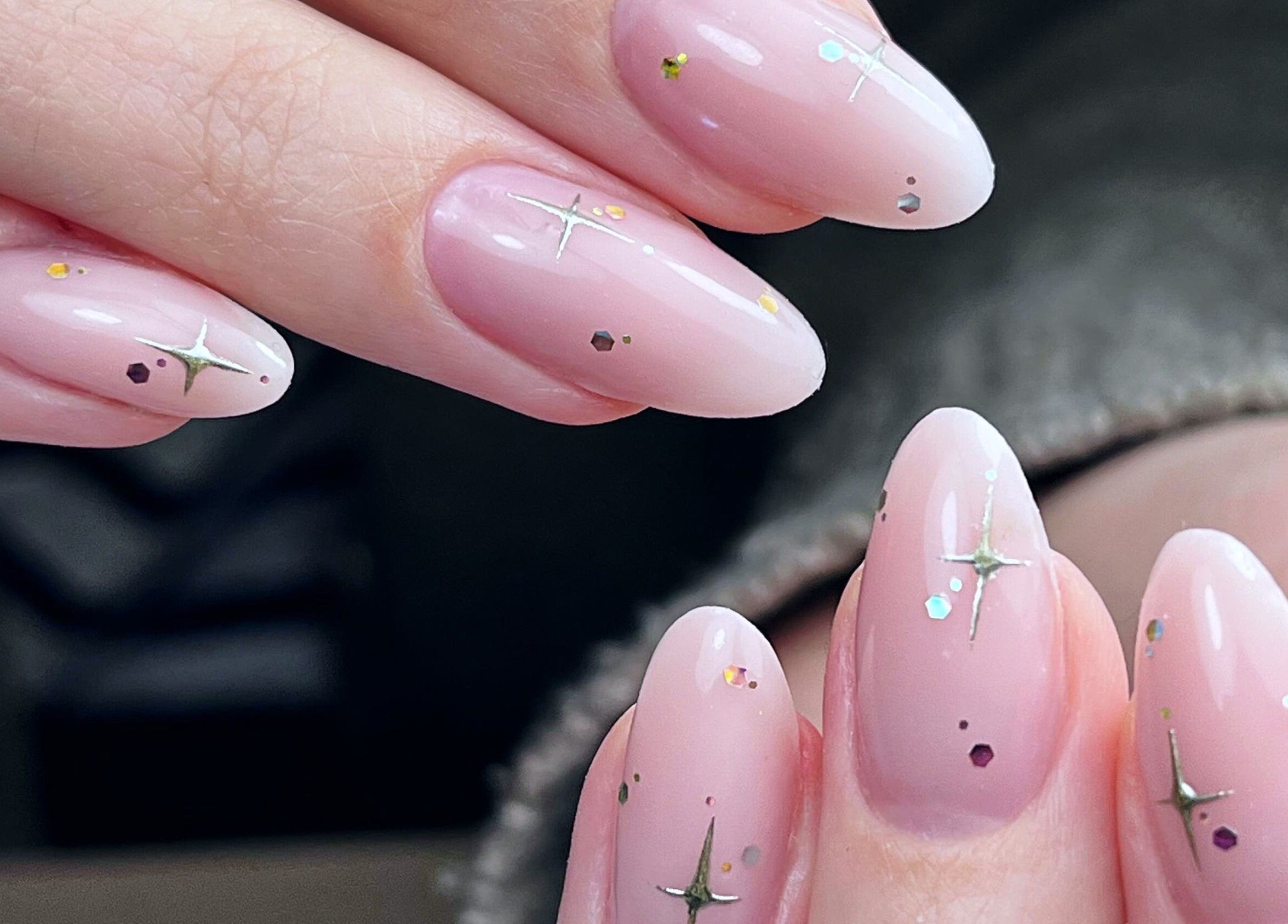 Manucure élégante avec paillettes à Maison La Violette, Nailloux, Occitanie, FR.