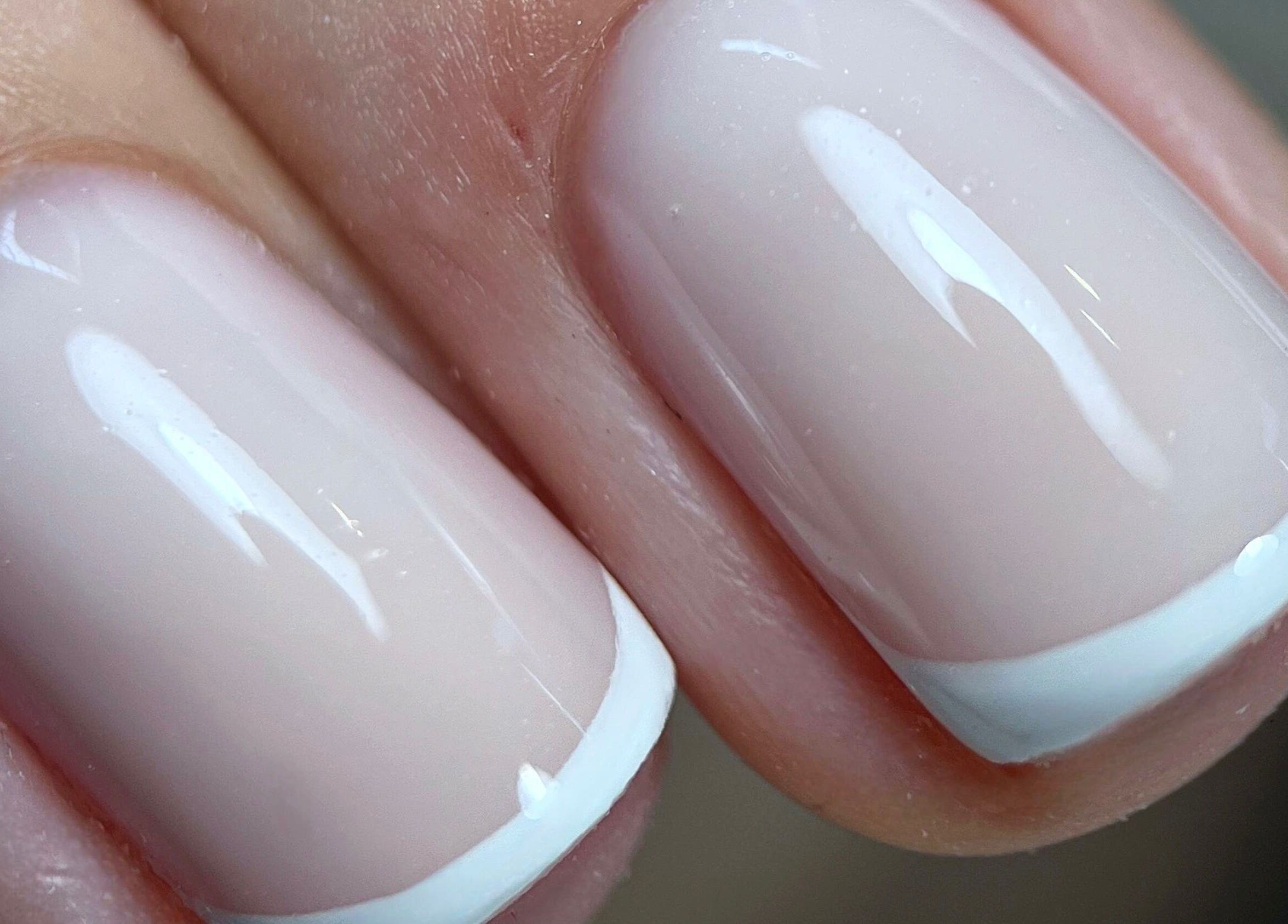 Manucure française élégante à Maison La Violette, Nailloux, Occitanie, FR.