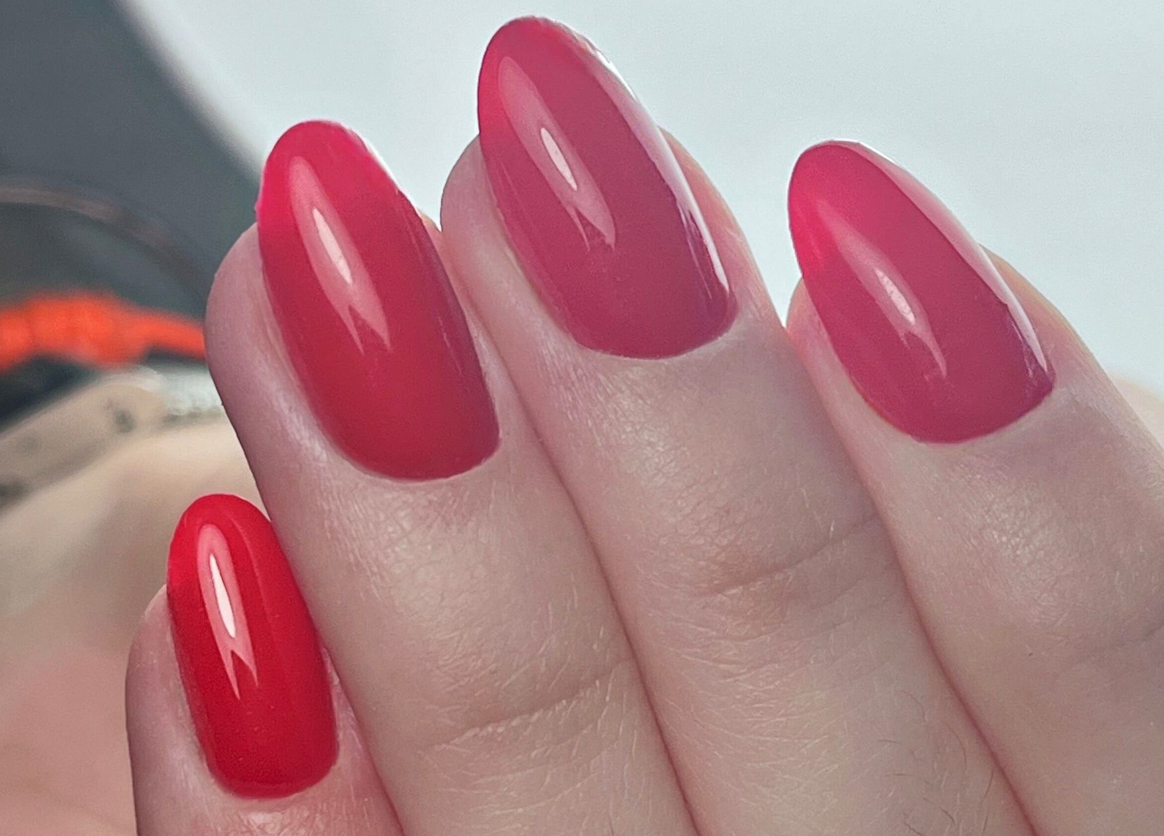 Manucure élégante avec vernis rouge à Maison La Violette, Nailloux, Occitanie, FR.