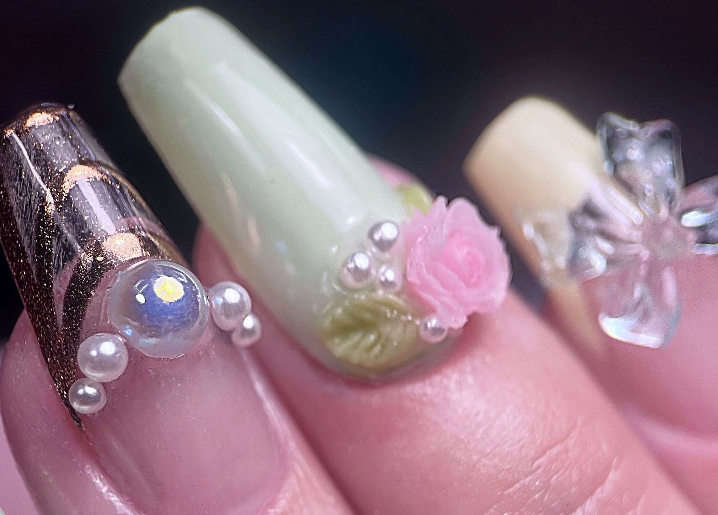 Nail art floral avec perles et fleurs à Maison La Violette, Nailloux, Occitanie, FR.