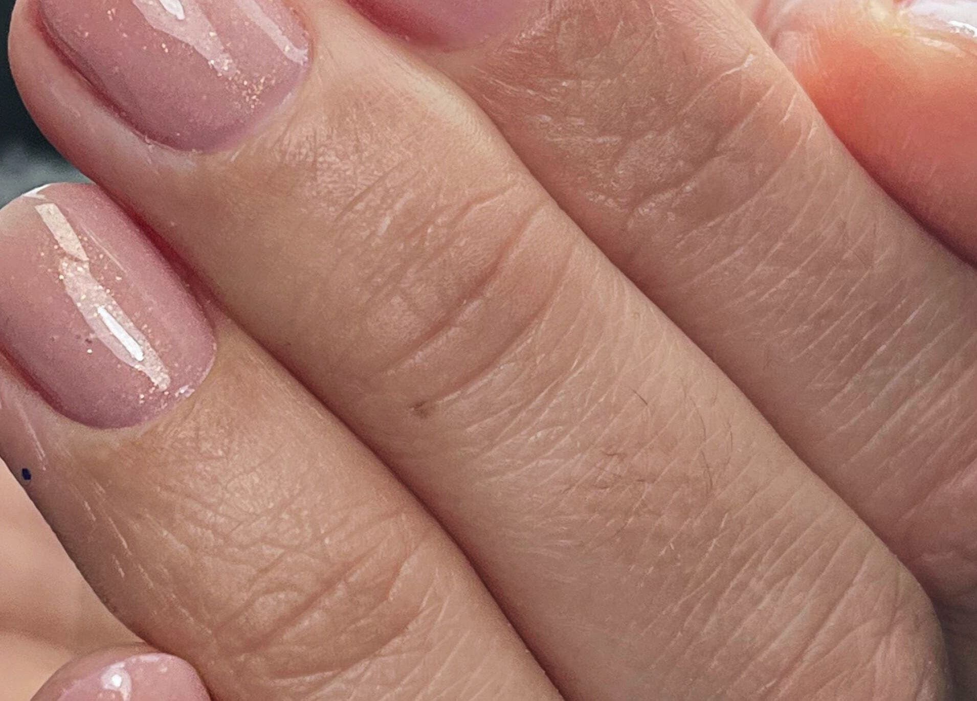 Manucure élégante à Maison La Violette, Nailloux, Occitanie, FR, avec des ongles rose brillant.