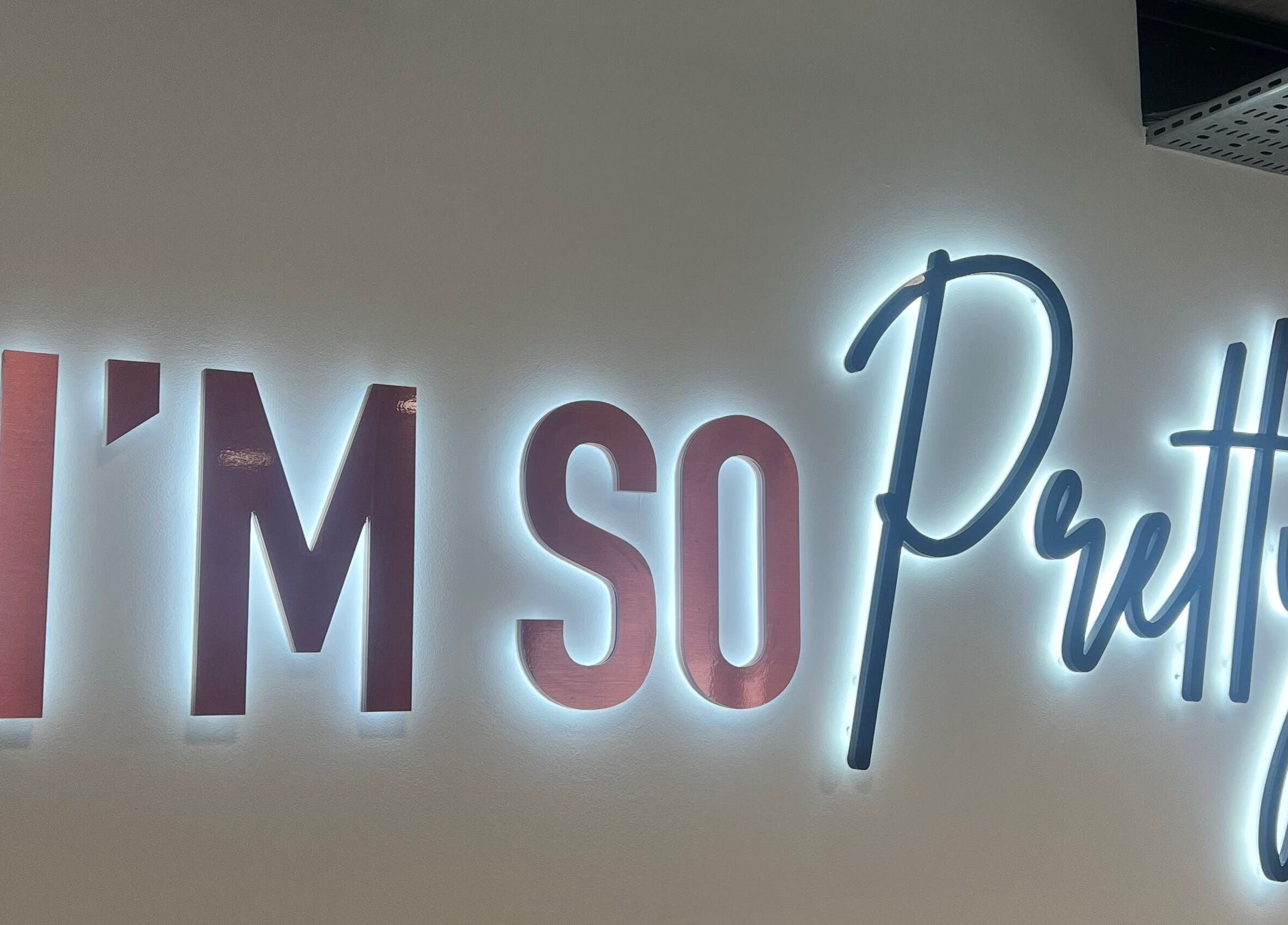 Illuminated 'I'm So Pretty' sign at Lashmelovely, Liverpool, England, GB boosting confidence and beauty.