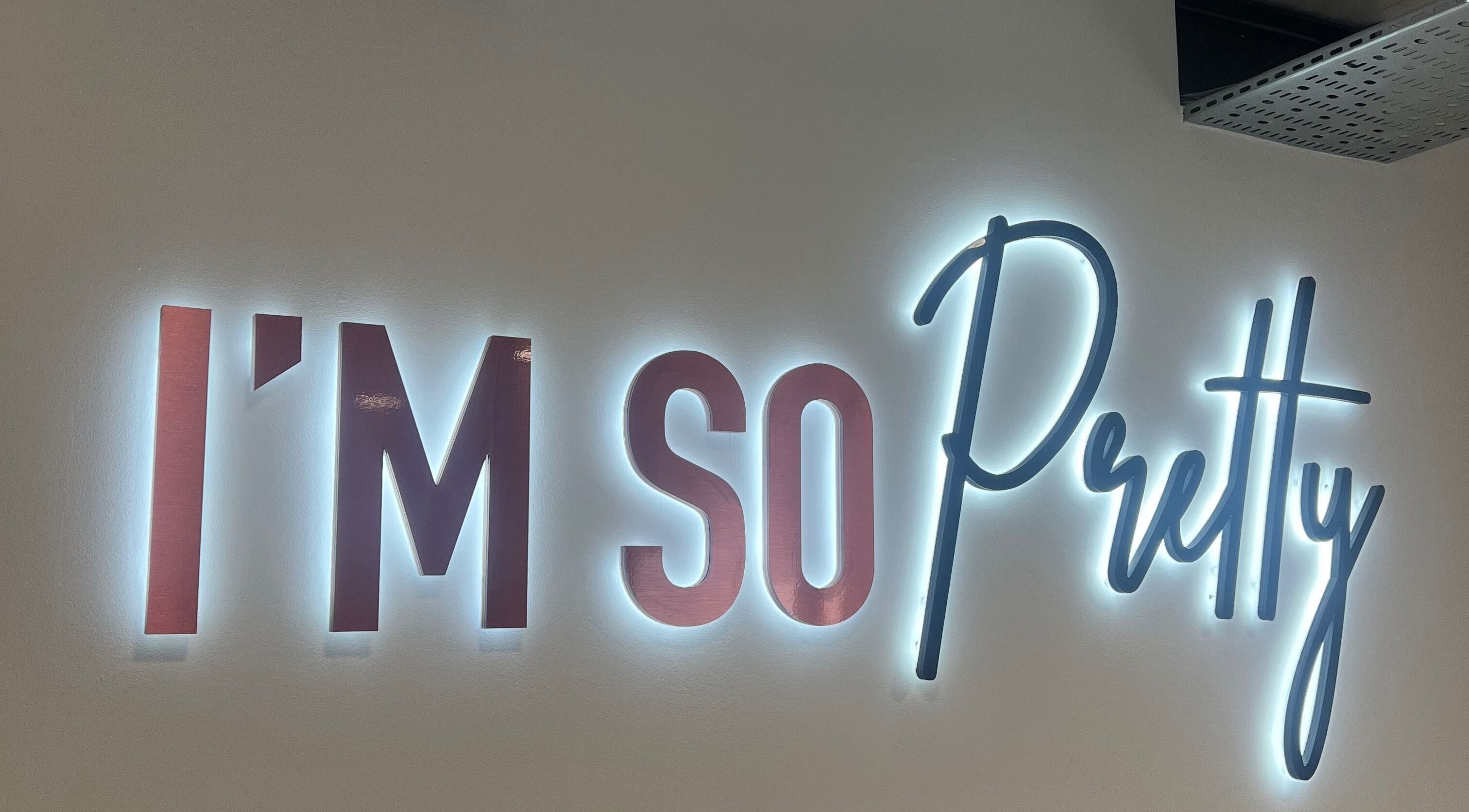Illuminated 'I'm So Pretty' sign at Lashmelovely, Liverpool, England, GB boosting confidence and beauty.