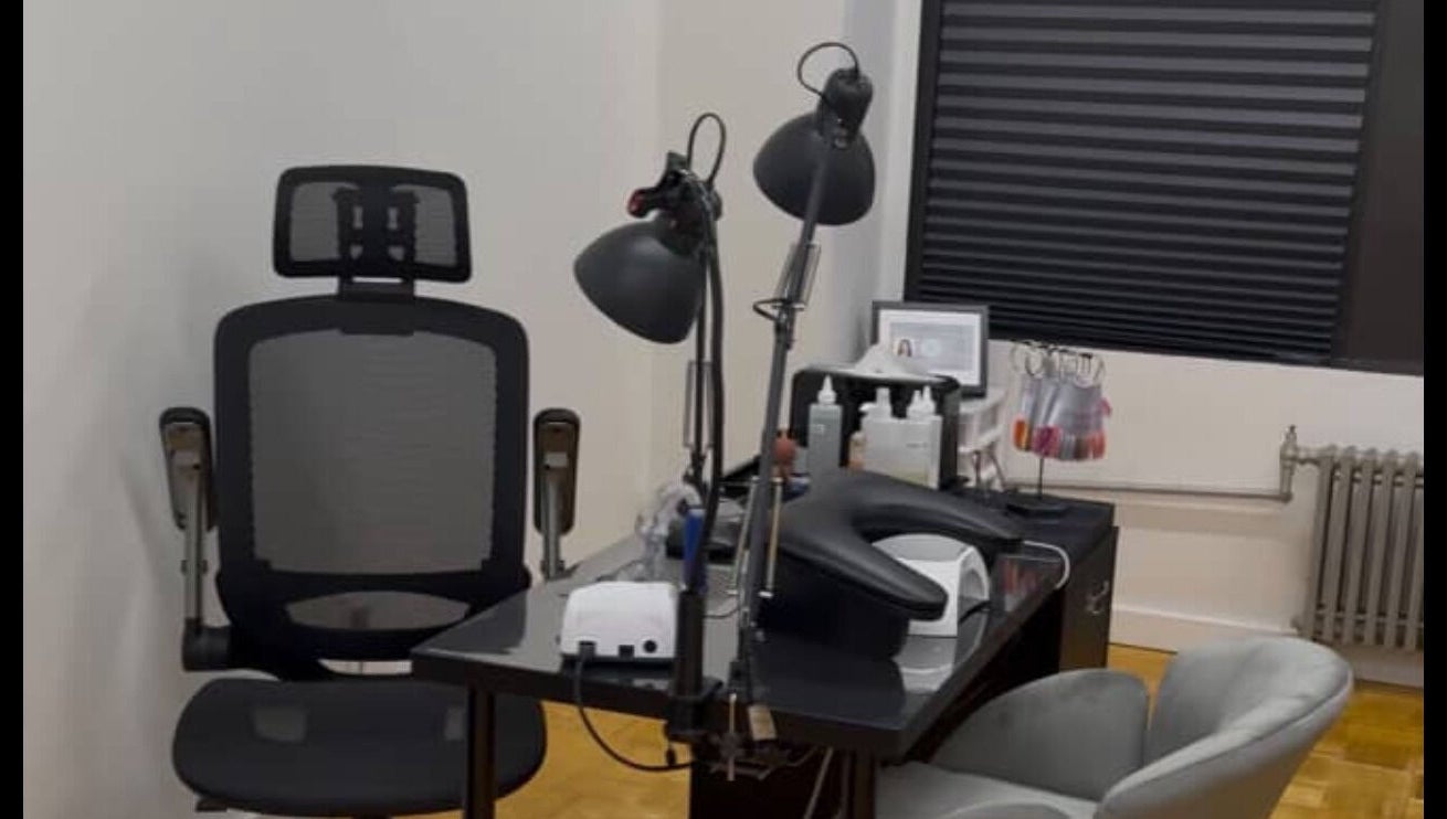 Уголок для маникюра в AB Russian Nails, Нью-Йорк, США, с креслом и инструментами.