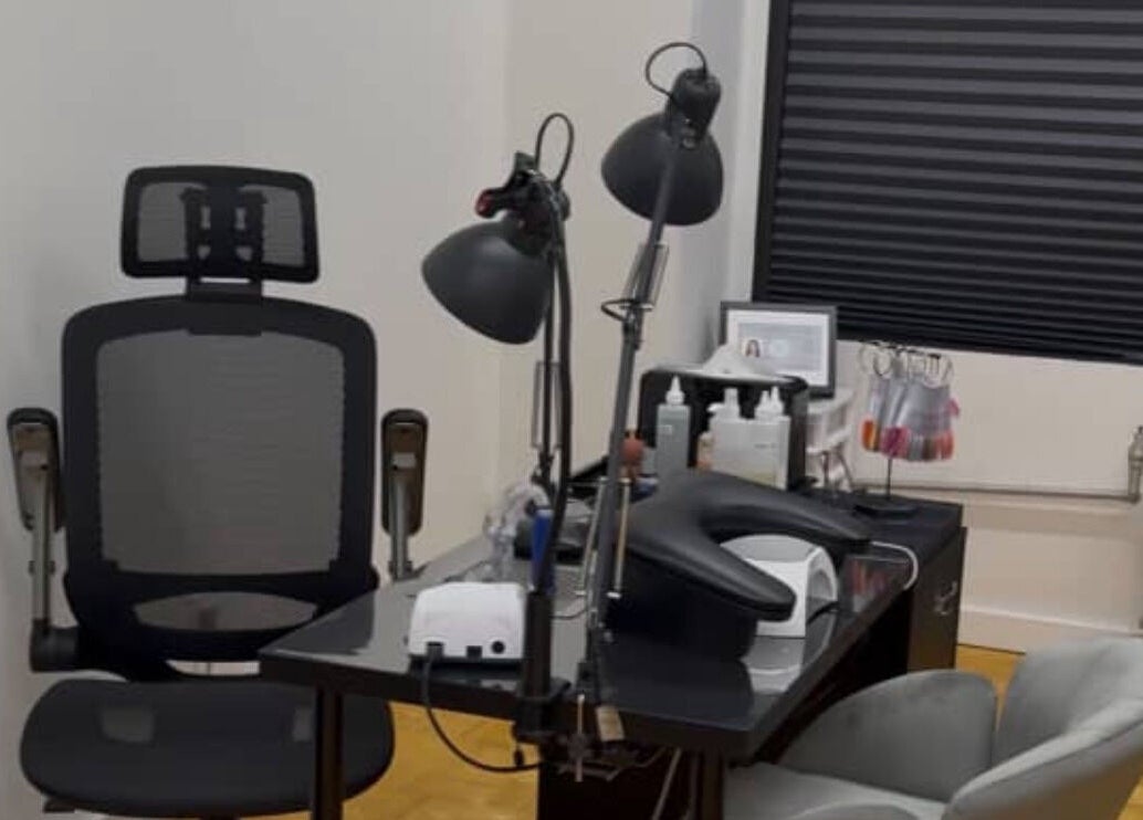 Уголок для маникюра в AB Russian Nails, Нью-Йорк, США, с креслом и инструментами.