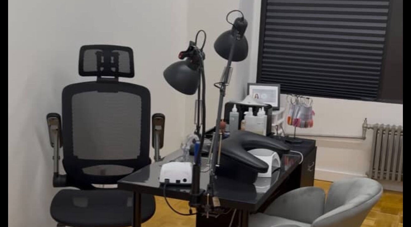 Уголок для маникюра в AB Russian Nails, Нью-Йорк, США, с креслом и инструментами.