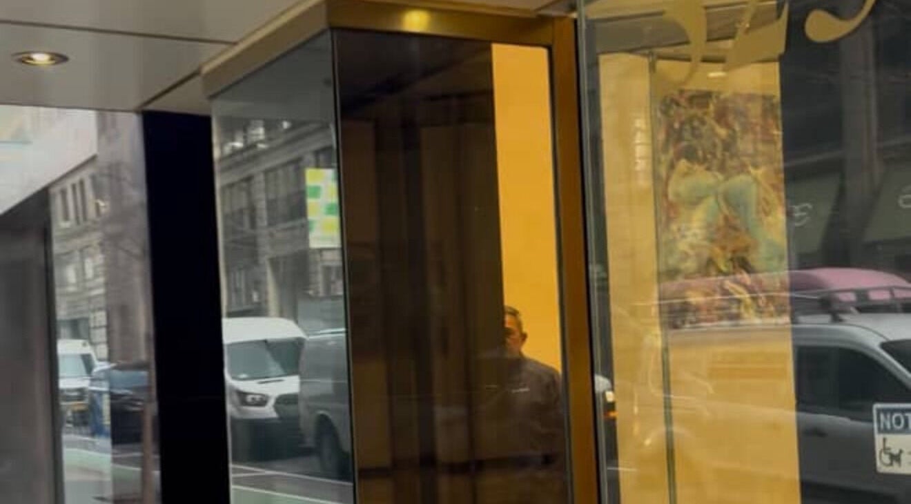 Элегантный вход в AB Russian Nails, Нью-Йорк, США.