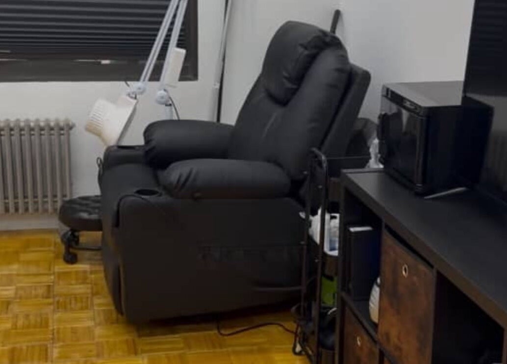 Стильное кресло в AB Russian Nails, Нью-Йорк, США, для расслабляющих процедур.