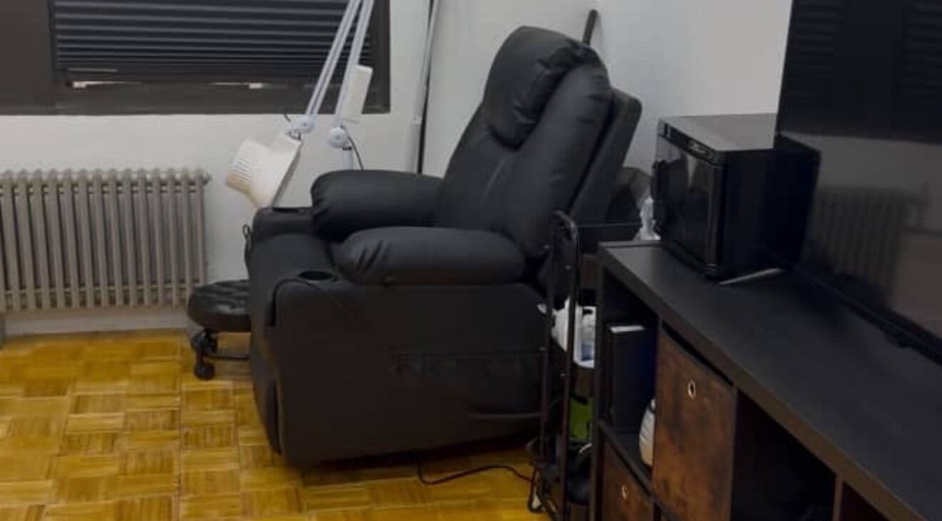 Стильное кресло в AB Russian Nails, Нью-Йорк, США, для расслабляющих процедур.