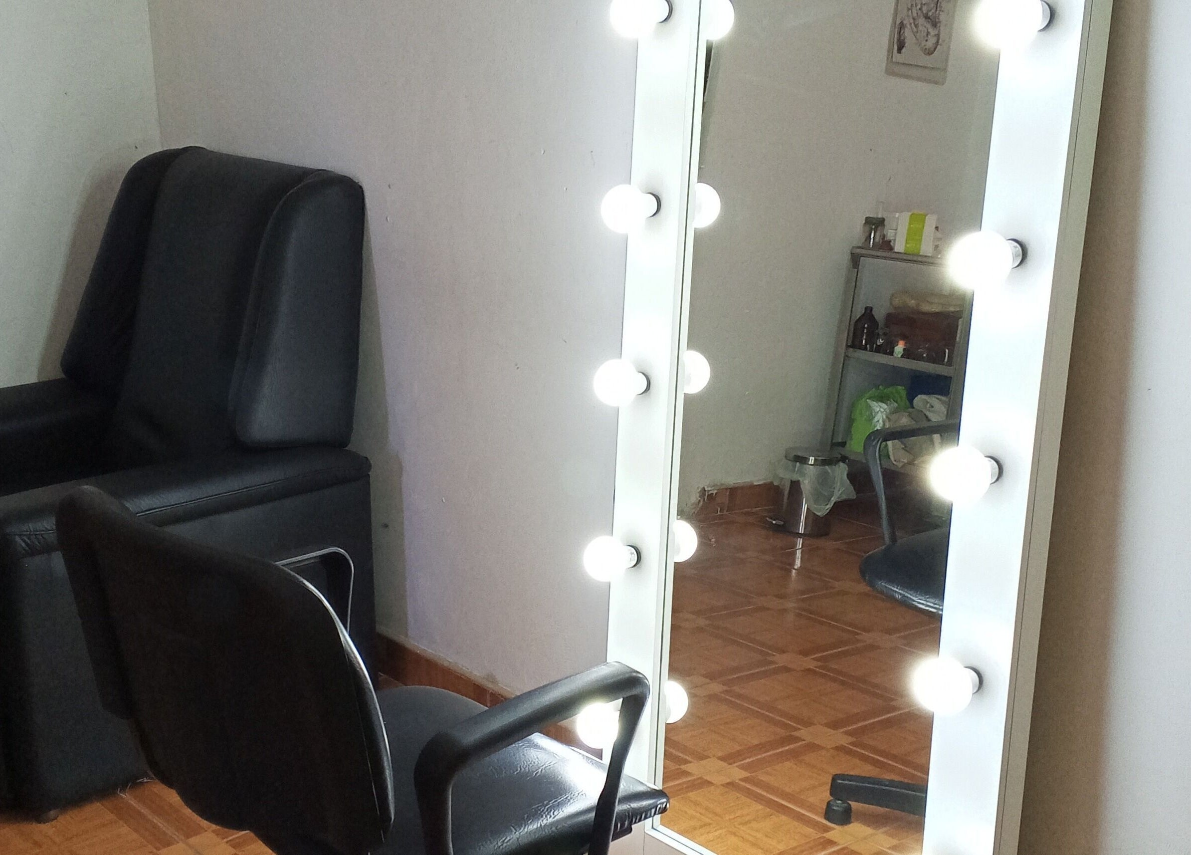 Estación de peluquería en Uriel Barbers, Rosario, Santa Fe, AR, con espejo iluminado y sillón cómodo.