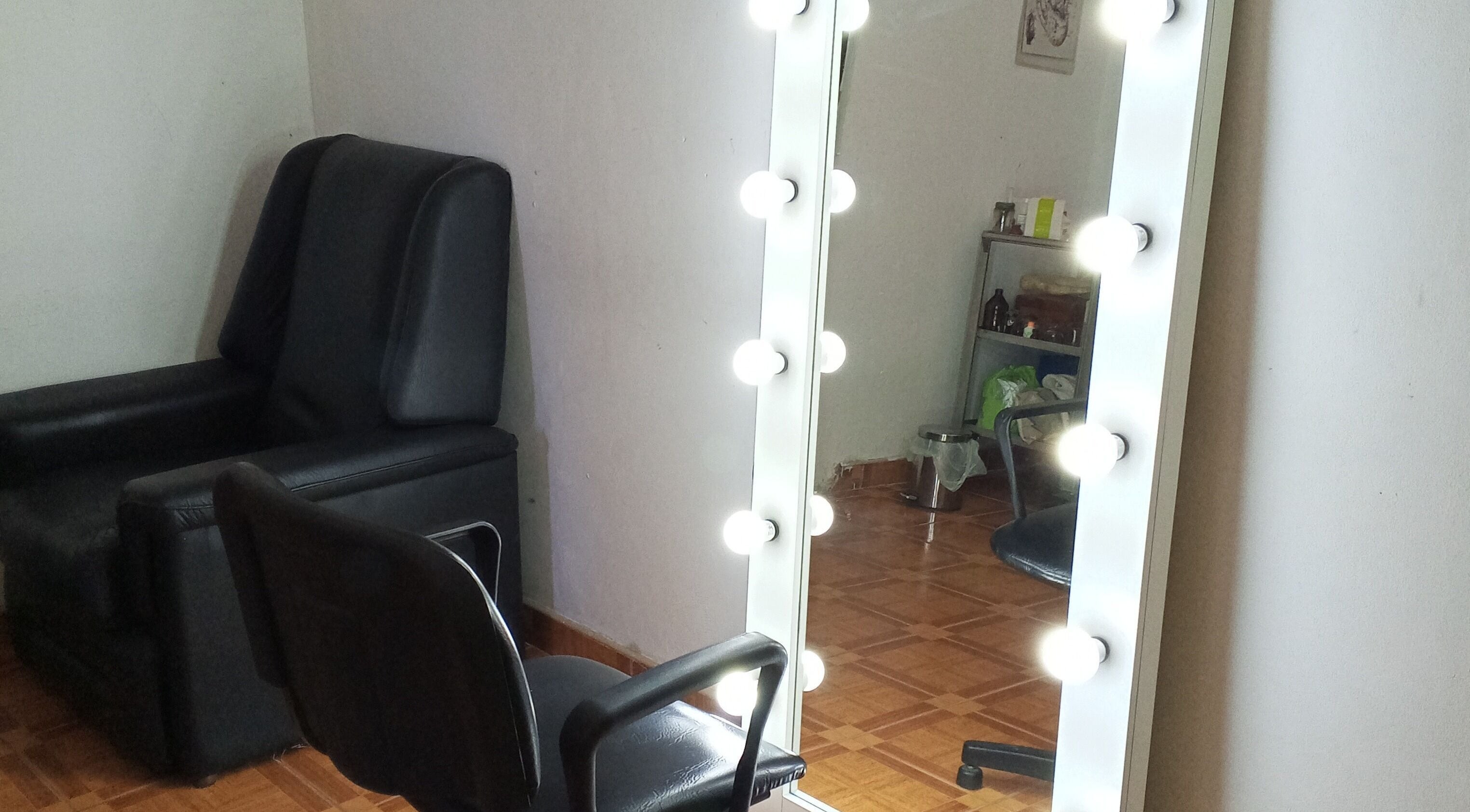 Estación de peluquería en Uriel Barbers, Rosario, Santa Fe, AR, con espejo iluminado y sillón cómodo.