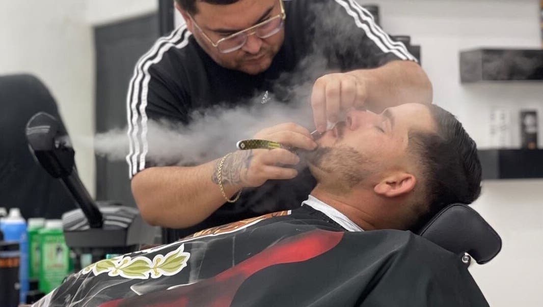 Barbero en Yona Barber, San Pedro El Saucito, Sonora, MX, ofrece afeitado con vapor.