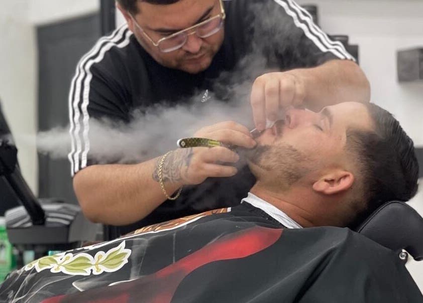 Barbero en Yona Barber, San Pedro El Saucito, Sonora, MX, ofrece afeitado con vapor.
