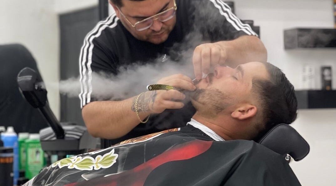 Barbero en Yona Barber, San Pedro El Saucito, Sonora, MX, ofrece afeitado con vapor.