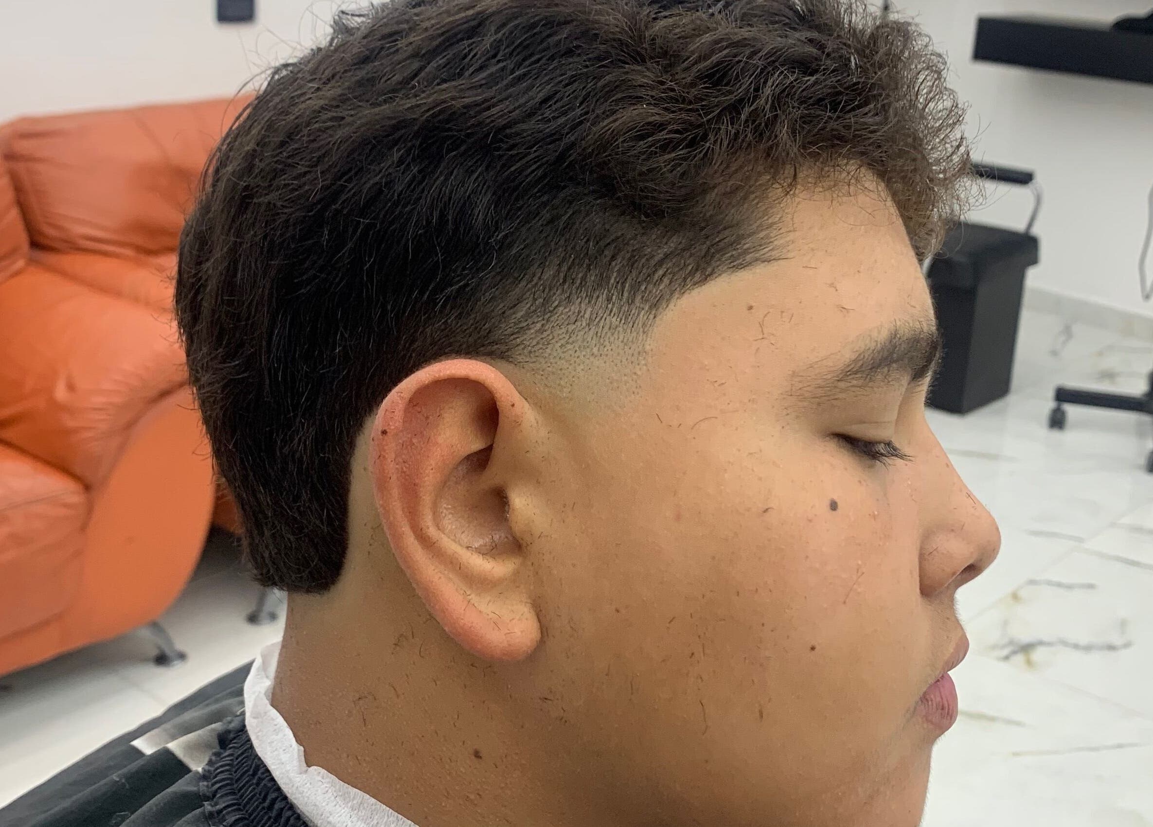 Corte de pelo moderno en Yona Barber, San Pedro El Saucito, Sonora, MX. Estilo fresco y profesional.