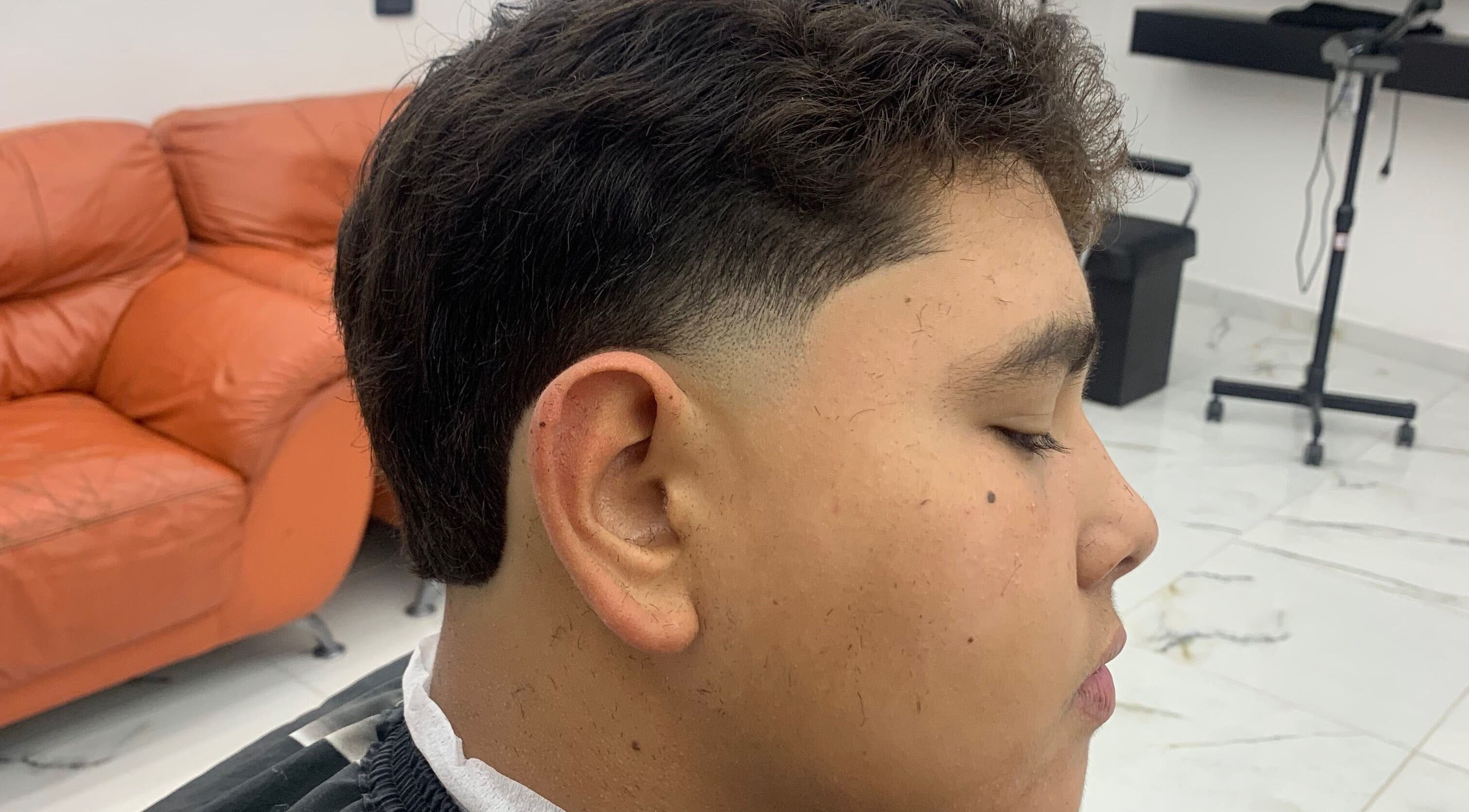 Corte de pelo moderno en Yona Barber, San Pedro El Saucito, Sonora, MX. Estilo fresco y profesional.