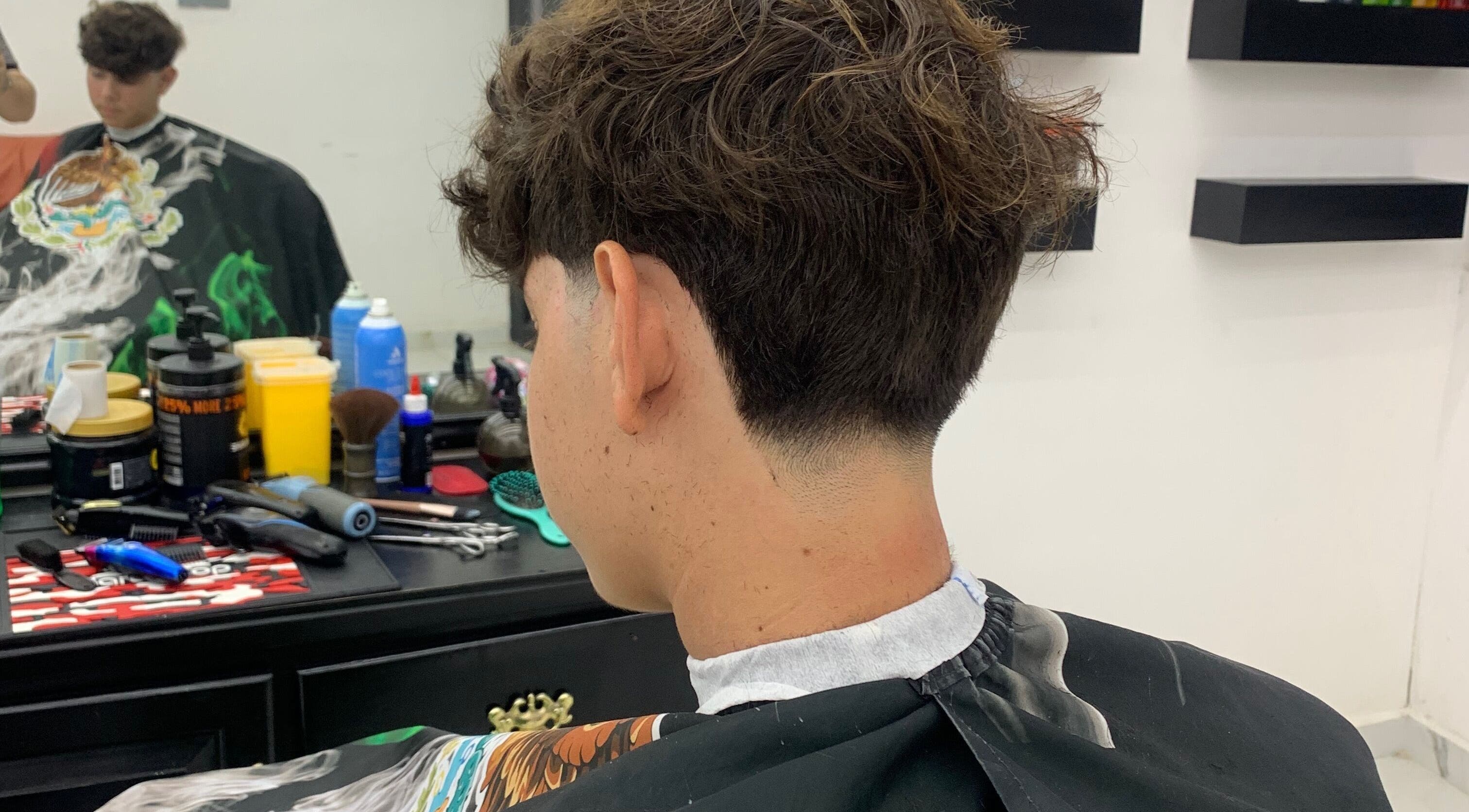 Corte de cabello moderno en Yona Barber, San Pedro El Saucito, Sonora, MX. Ambiente acogedor y profesional.