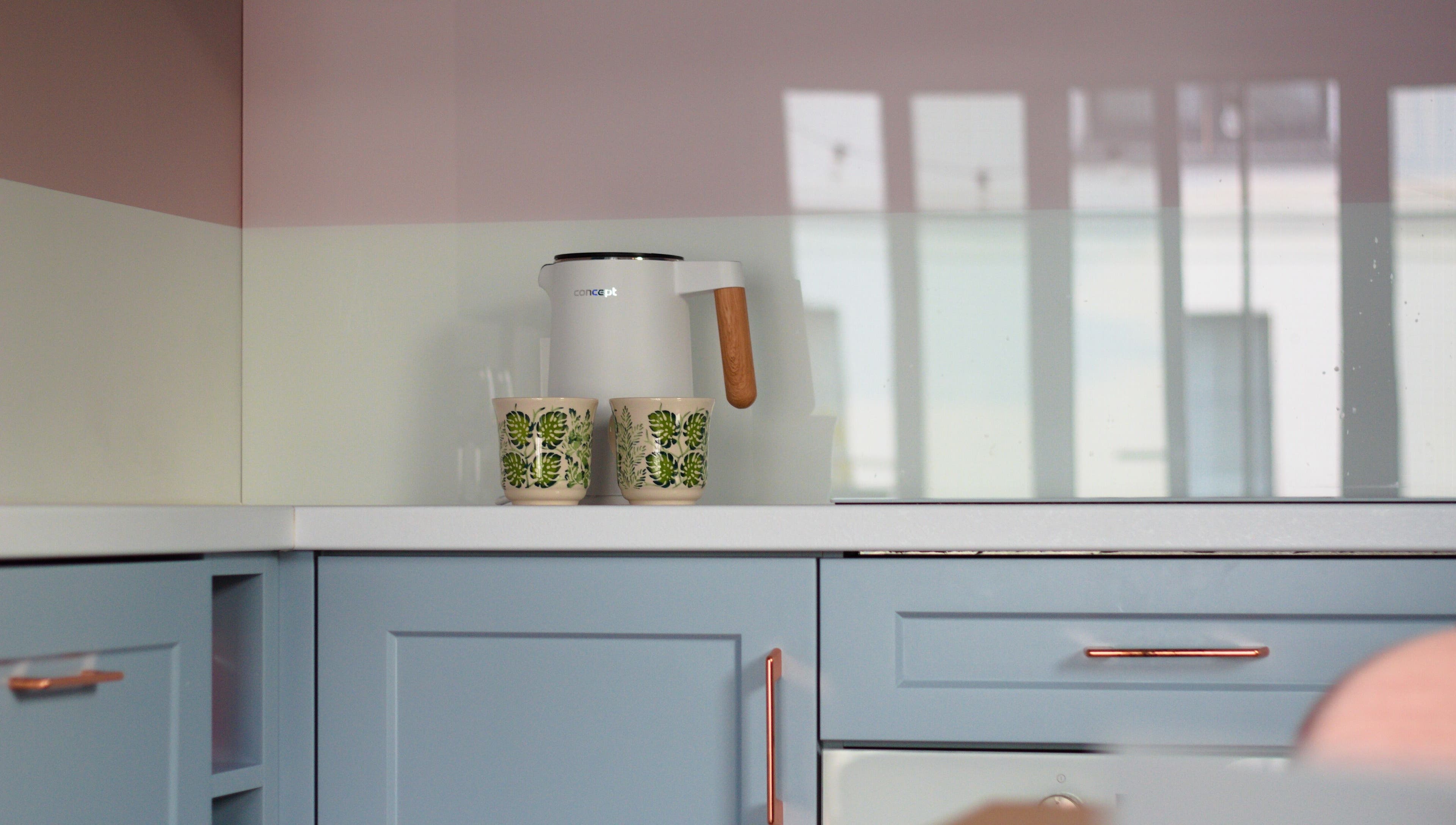 Stylowa kuchnia w programming.cat Piotr Grabuszyński, Gdańsk, Województwo Pomorskie, PL z niebieskimi szafkami.