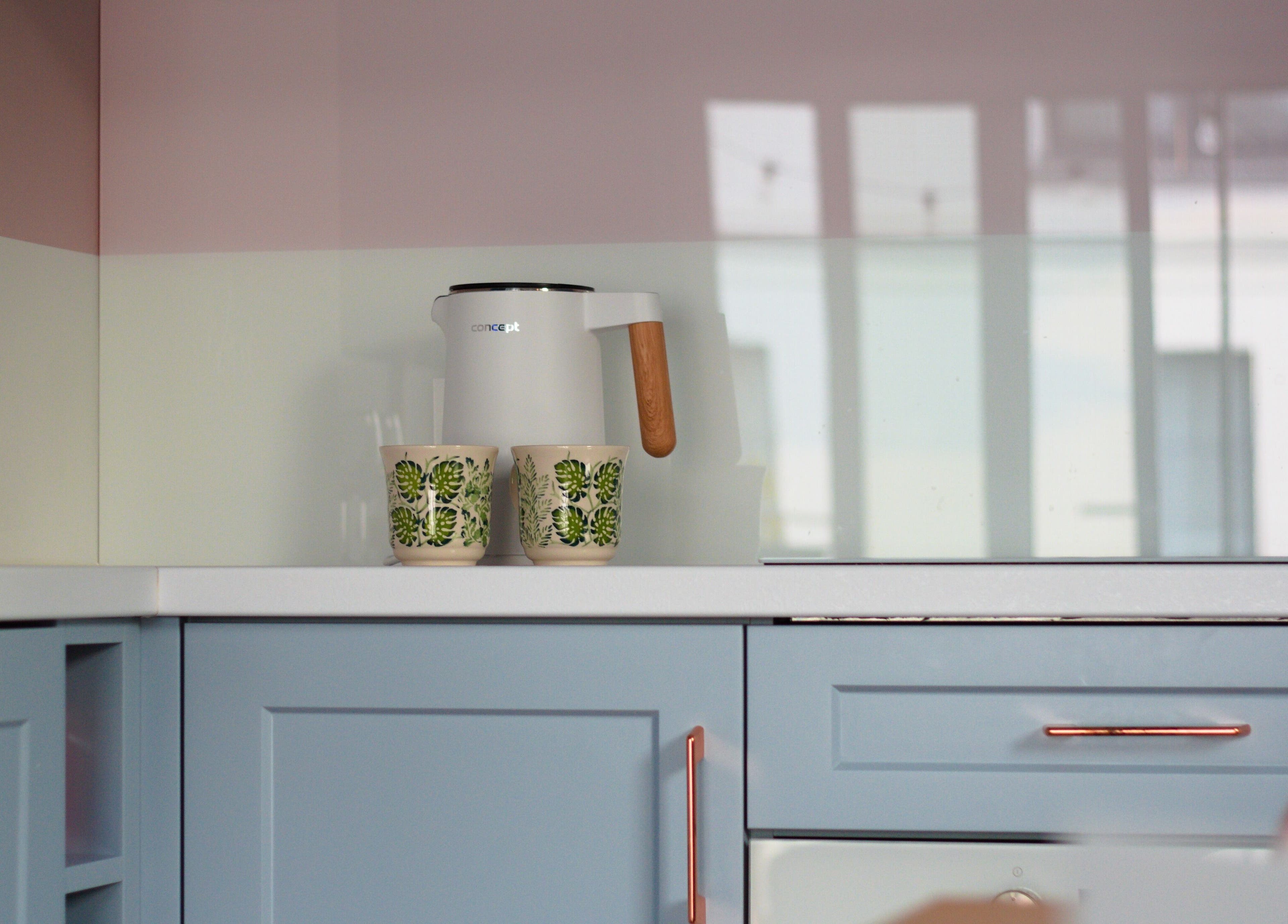 Stylowa kuchnia w programming.cat Piotr Grabuszyński, Gdańsk, Województwo Pomorskie, PL z niebieskimi szafkami.