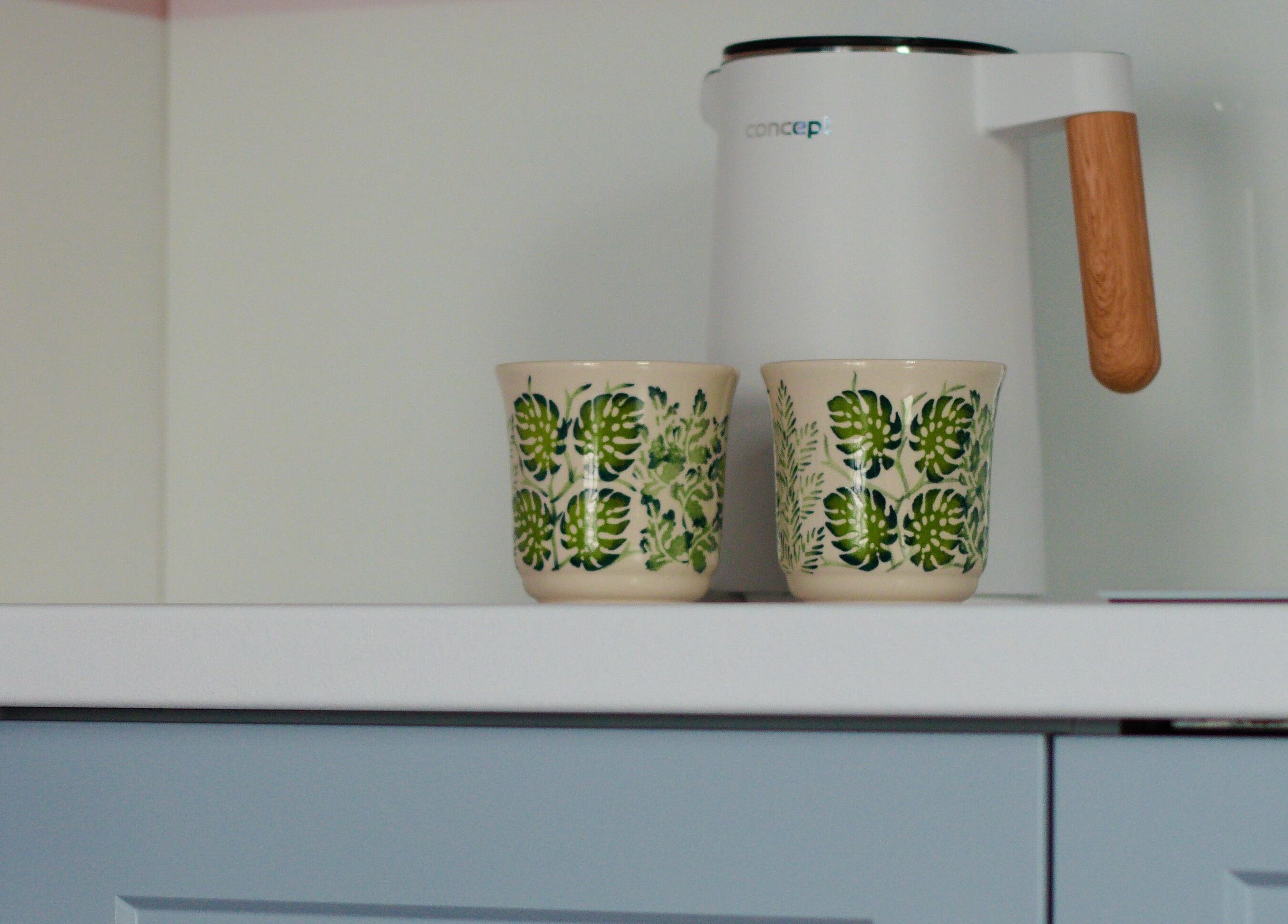 Kubki z liśćmi na blacie w programming.cat Piotr Grabuszyński, Gdańsk, Województwo Pomorskie, PL.